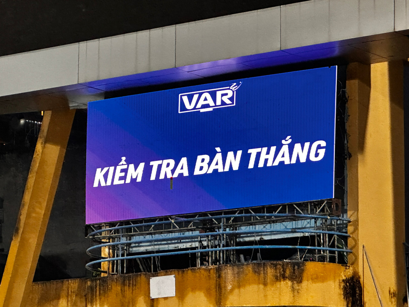 Văn Quyết và đồng đội hưởng niềm vui thắng trận trước CLB TP.HCM sau 3 trận toàn hòa và thua ảnh 25