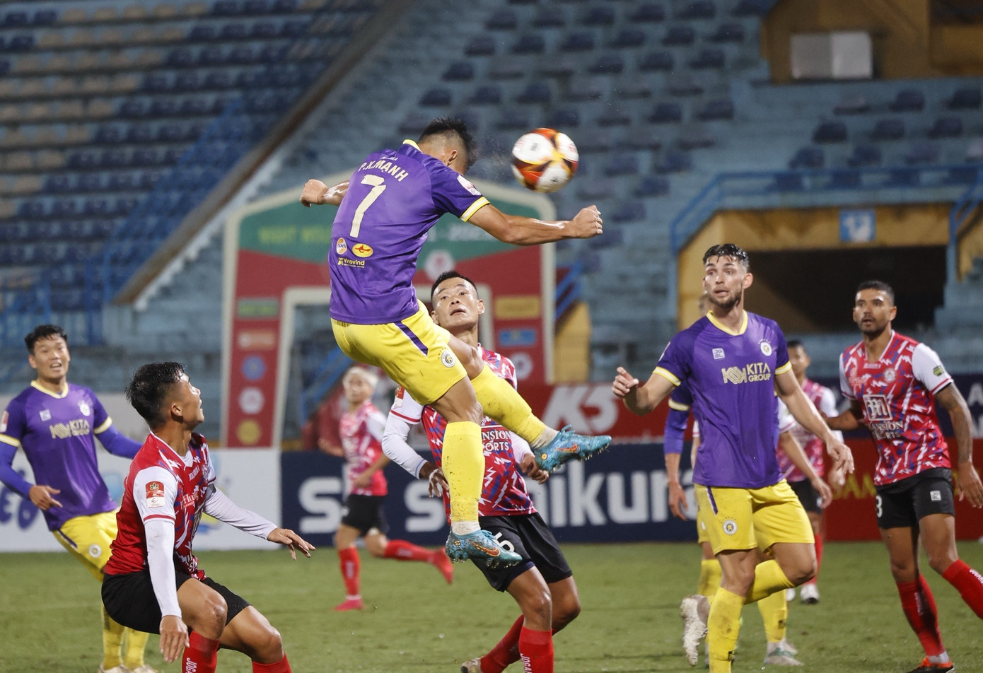 Văn Quyết và đồng đội hưởng niềm vui thắng trận trước CLB TP.HCM sau 3 trận toàn hòa và thua ảnh 22