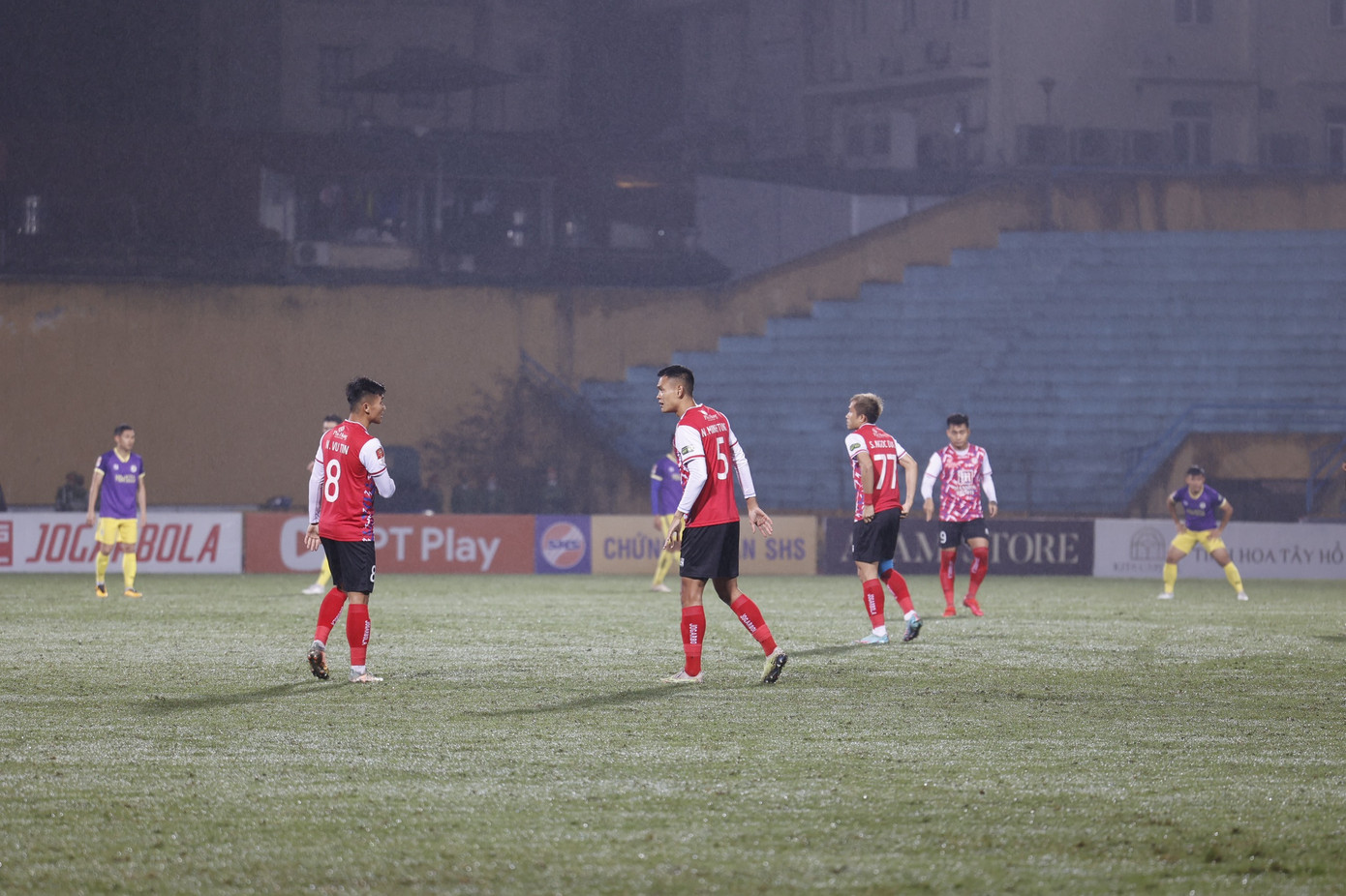 Văn Quyết và đồng đội hưởng niềm vui thắng trận trước CLB TP.HCM sau 3 trận toàn hòa và thua ảnh 6