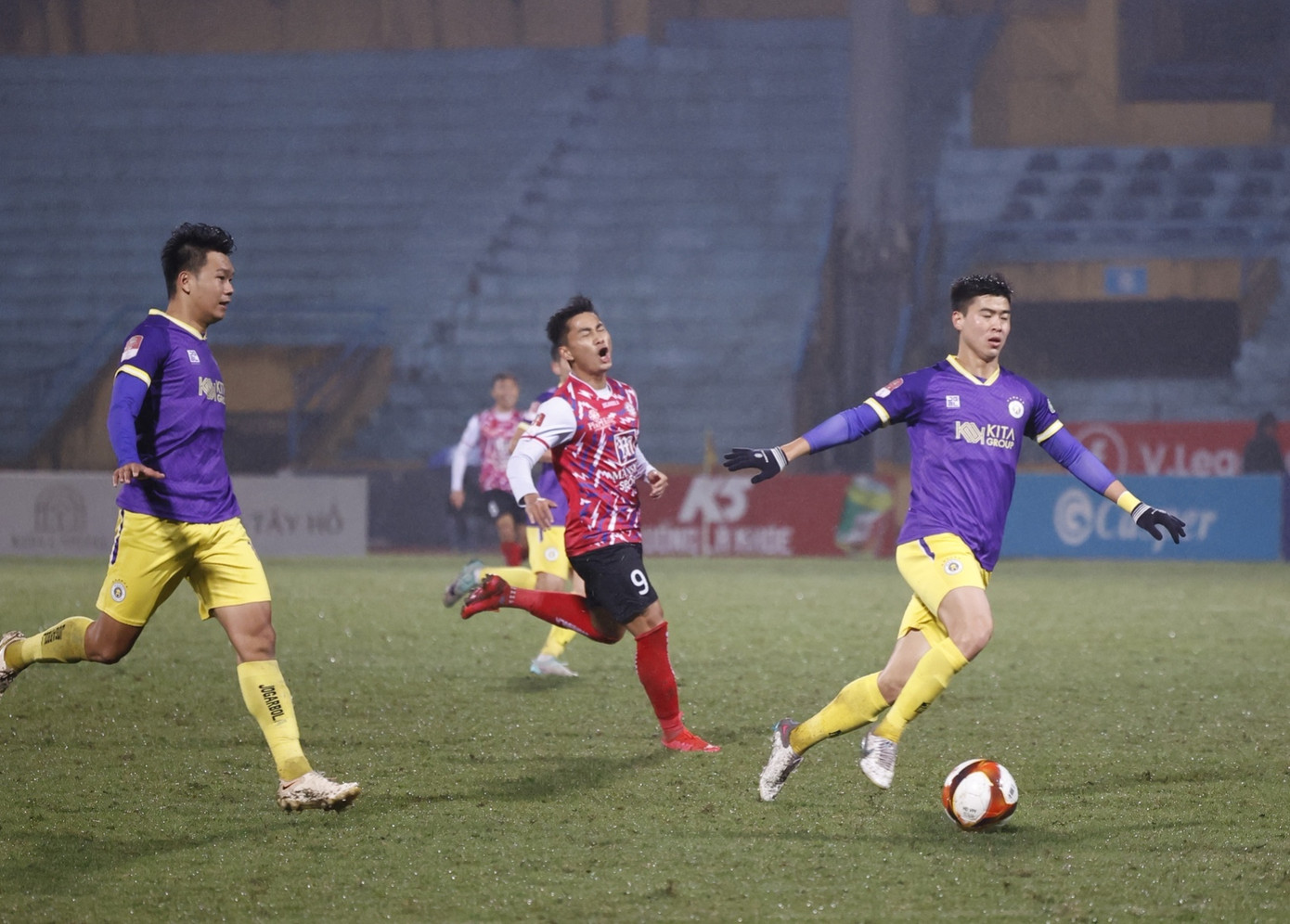 Văn Quyết và đồng đội hưởng niềm vui thắng trận trước CLB TP.HCM sau 3 trận toàn hòa và thua ảnh 35