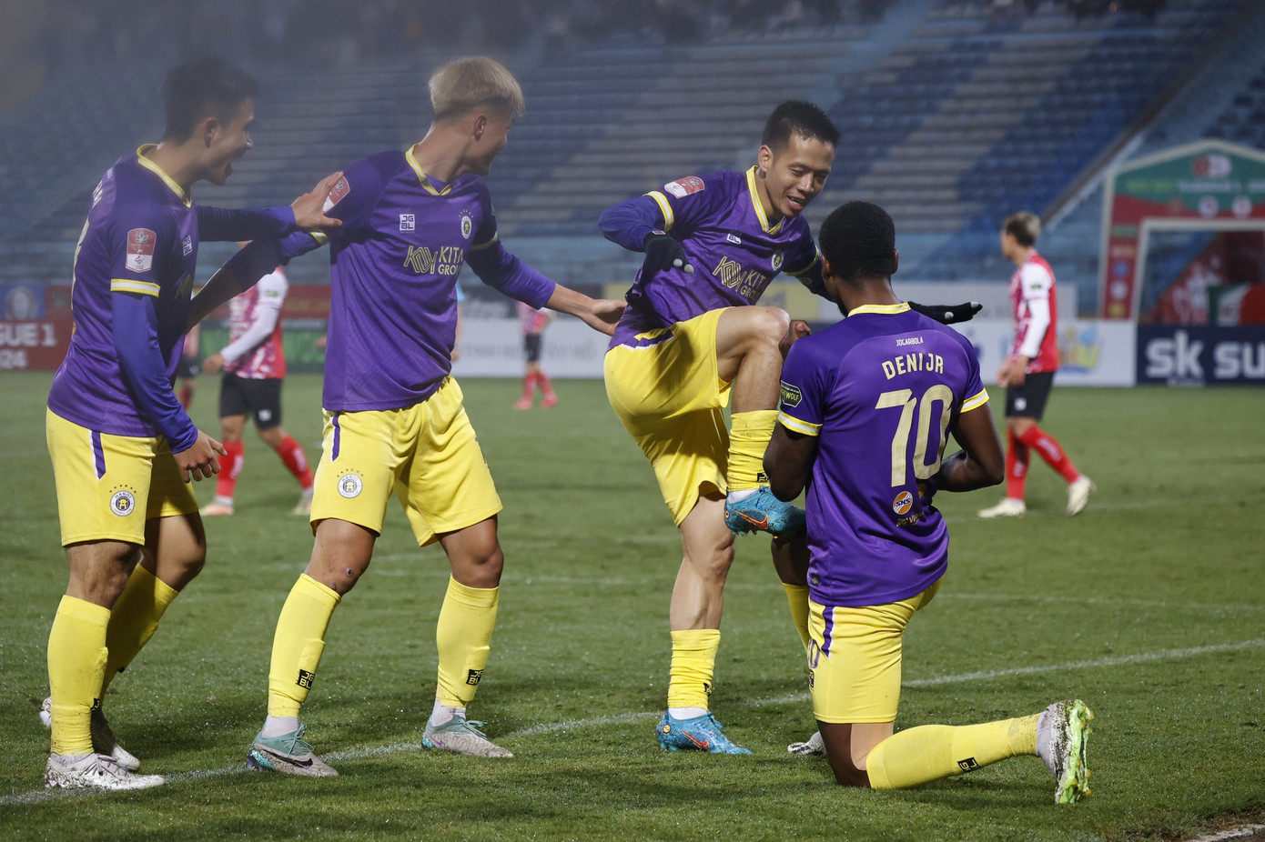 Văn Quyết và đồng đội hưởng niềm vui thắng trận trước CLB TP.HCM sau 3 trận toàn hòa và thua ảnh 15