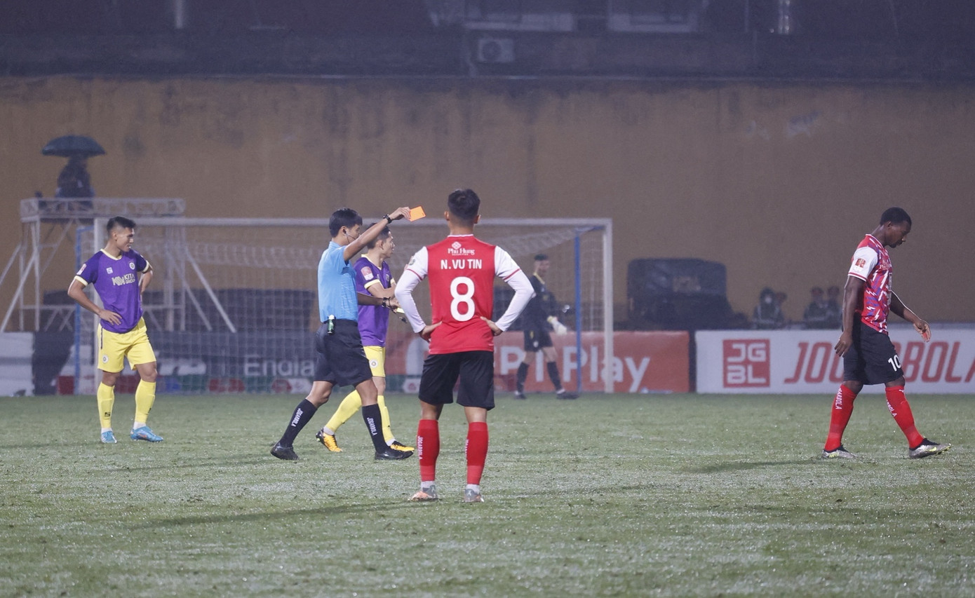 Văn Quyết và đồng đội hưởng niềm vui thắng trận trước CLB TP.HCM sau 3 trận toàn hòa và thua ảnh 9