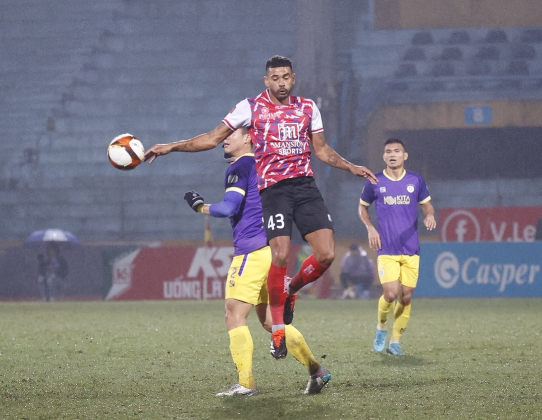 Văn Quyết và đồng đội hưởng niềm vui thắng trận trước CLB TP.HCM sau 3 trận toàn hòa và thua ảnh 46