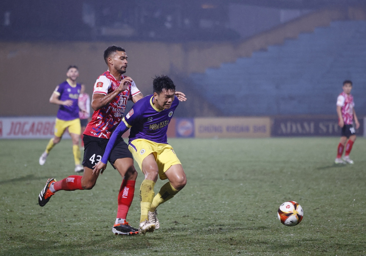 Văn Quyết và đồng đội hưởng niềm vui thắng trận trước CLB TP.HCM sau 3 trận toàn hòa và thua ảnh 47