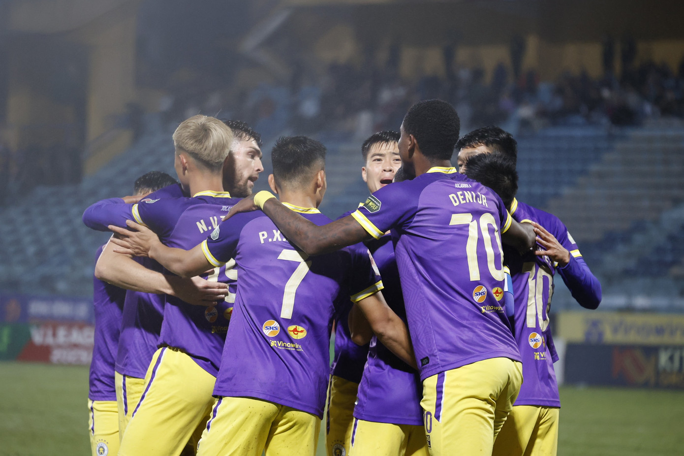 Văn Quyết và đồng đội hưởng niềm vui thắng trận trước CLB TP.HCM sau 3 trận toàn hòa và thua ảnh 16