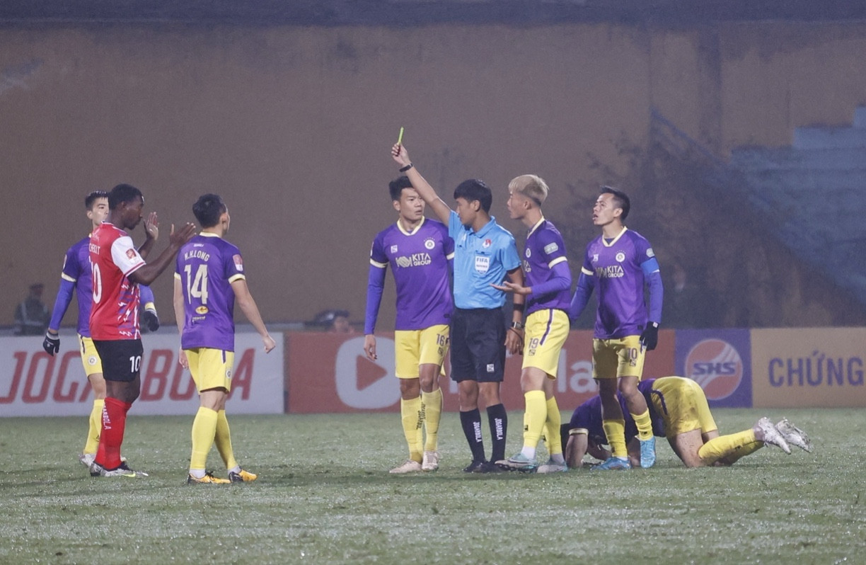 Văn Quyết và đồng đội hưởng niềm vui thắng trận trước CLB TP.HCM sau 3 trận toàn hòa và thua ảnh 7