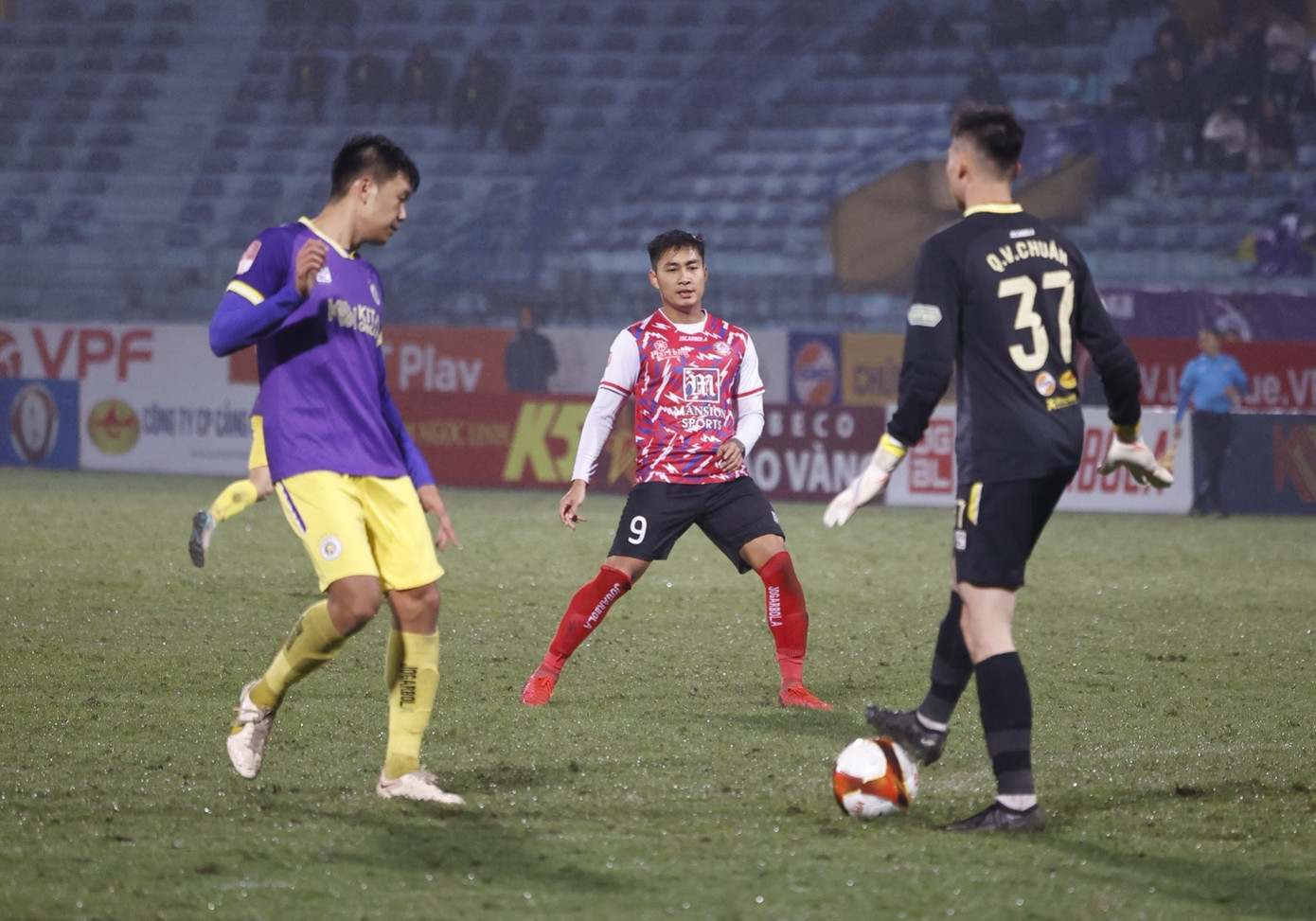 Văn Quyết và đồng đội hưởng niềm vui thắng trận trước CLB TP.HCM sau 3 trận toàn hòa và thua ảnh 36