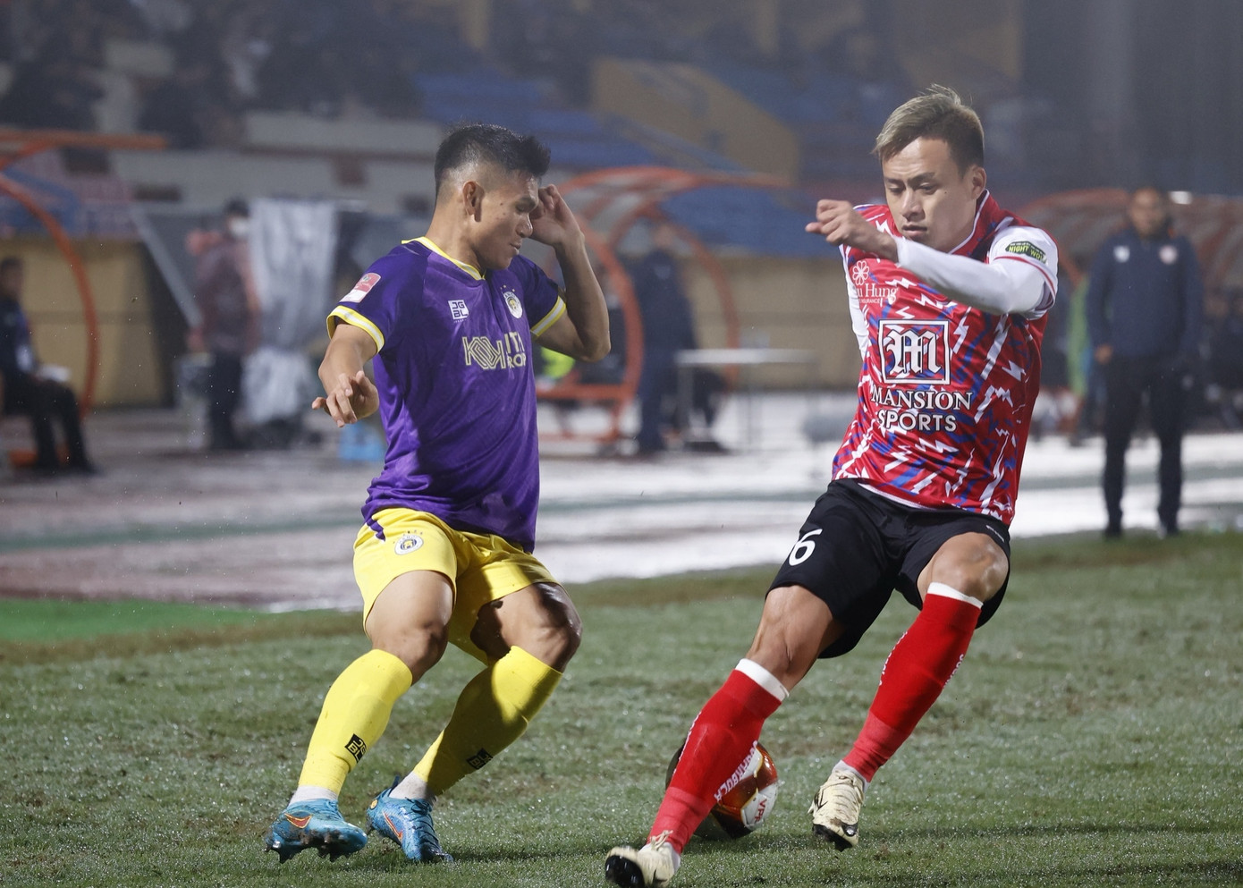 Văn Quyết và đồng đội hưởng niềm vui thắng trận trước CLB TP.HCM sau 3 trận toàn hòa và thua ảnh 11