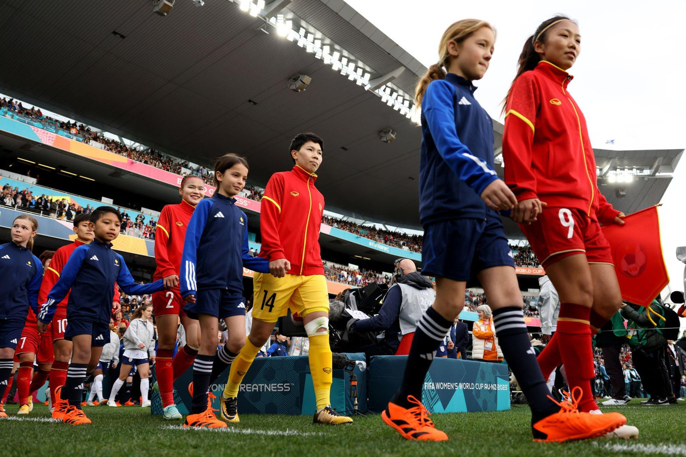 Mừng về nhà, các cô gái kim cương! ảnh 3