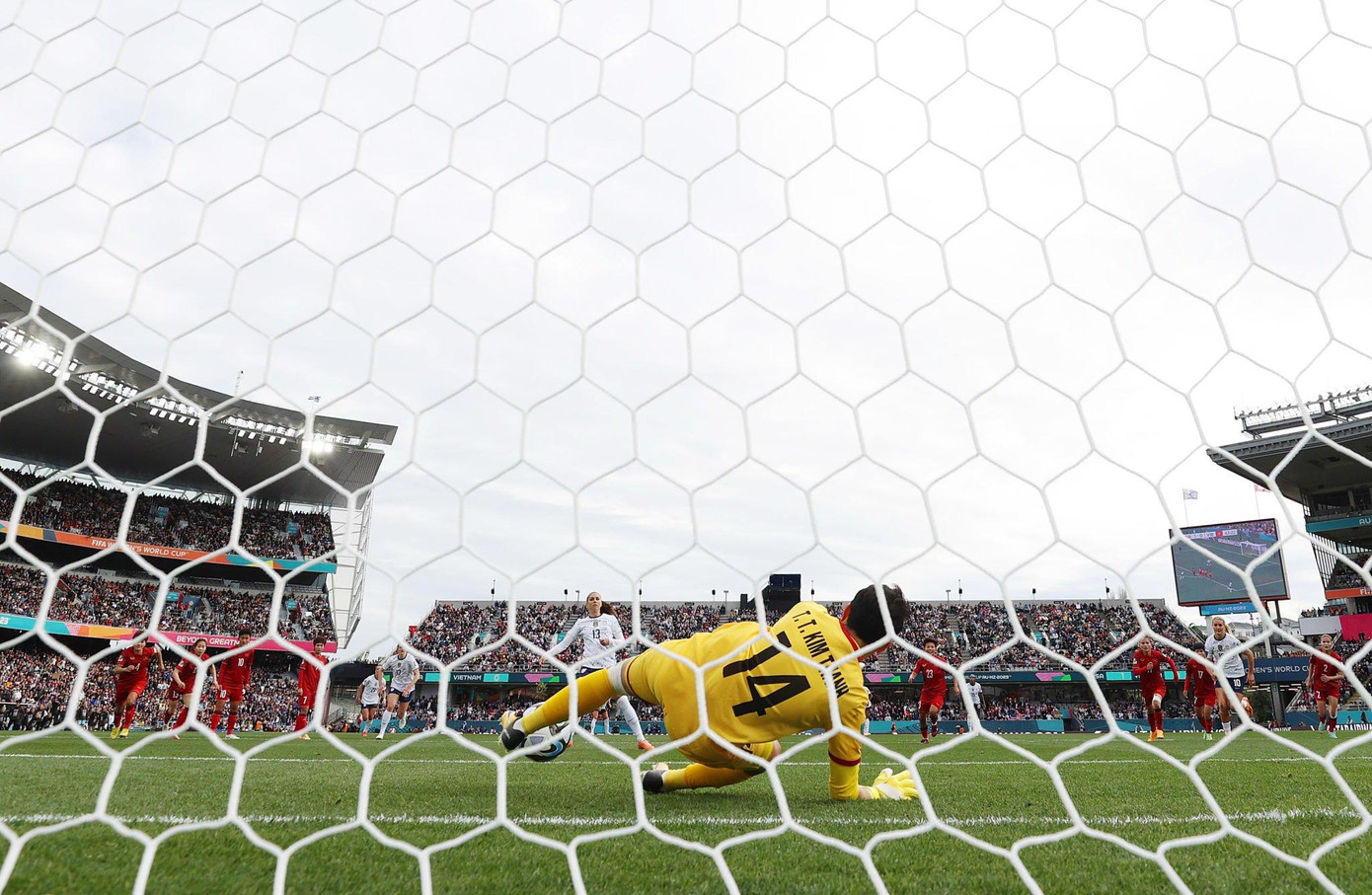 Mừng về nhà, các cô gái kim cương! ảnh 11