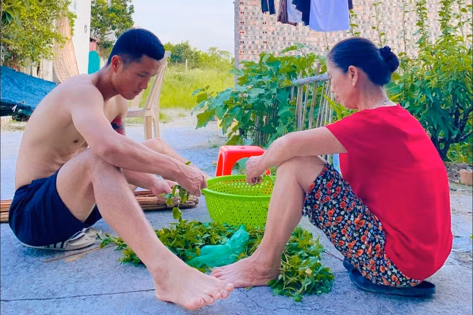 Mỗi khi về nhà, Đình Triệu vẫn thường phụ giúp gia đình trong mọi công việc. (Ảnh: FBNV)