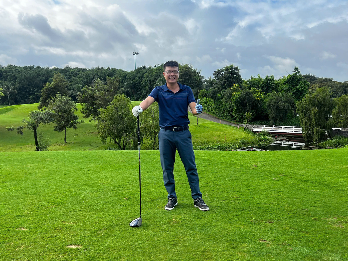 Ông Cao Minh Ngọc - Phó Chủ tịch kiêm Tổng thư ký CLB Golf Ninh Bình, tại sân golf Tân Sơn Nhất. Ông Cao Minh Ngọc - Phó Chủ tịch kiêm Tổng thư ký CLB Golf Ninh Bình, tại sân golf Tân Sơn Nhất.