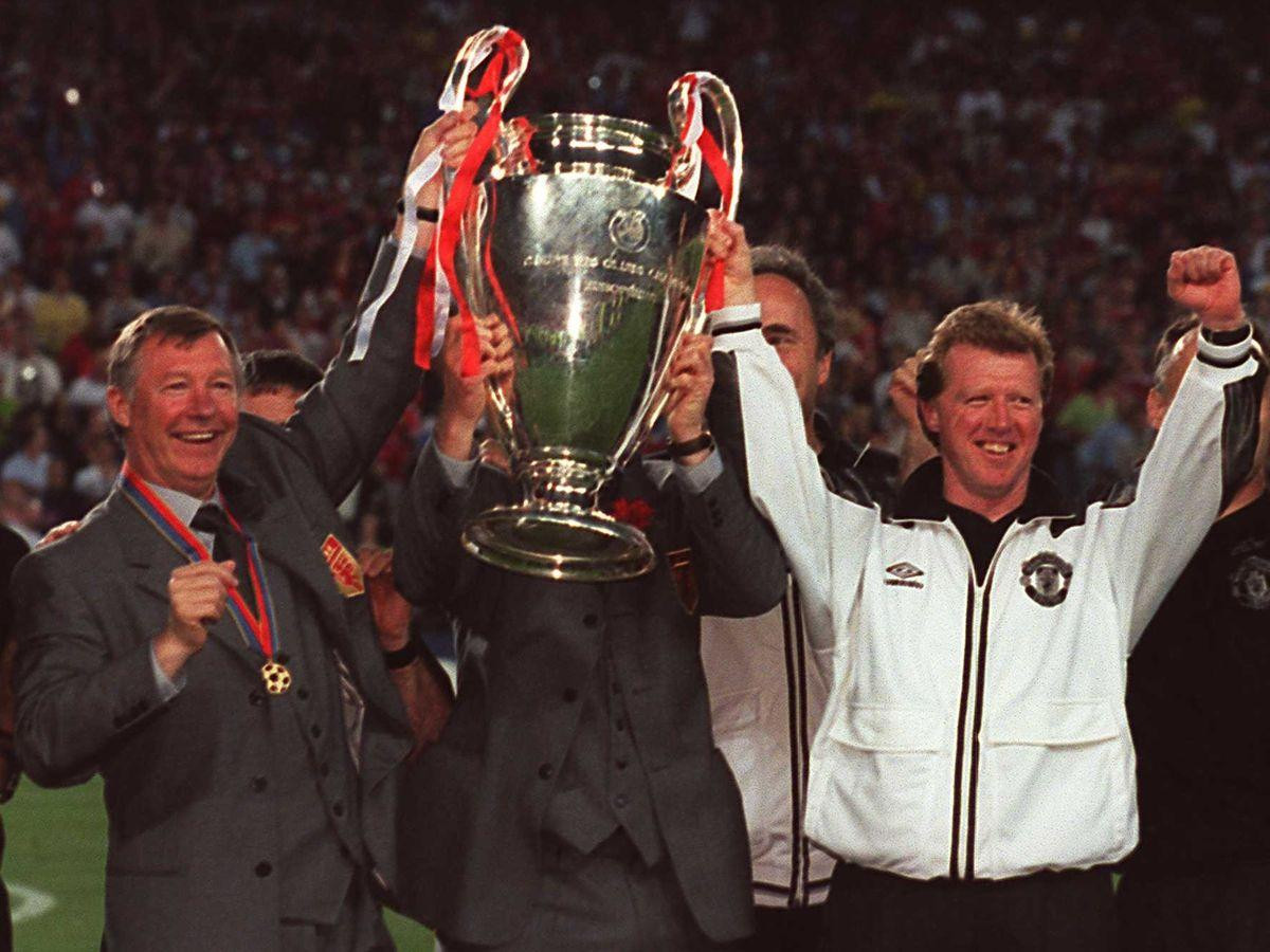 McClaren nâng cao chiếc Cúp Champions League 1999 với tư cách trợ lý Sir Alex. (Ảnh: Getty Images) McClaren nâng cao chiếc Cúp Champions League 1999 với tư cách trợ lý Sir Alex. (Ảnh: Getty Images)