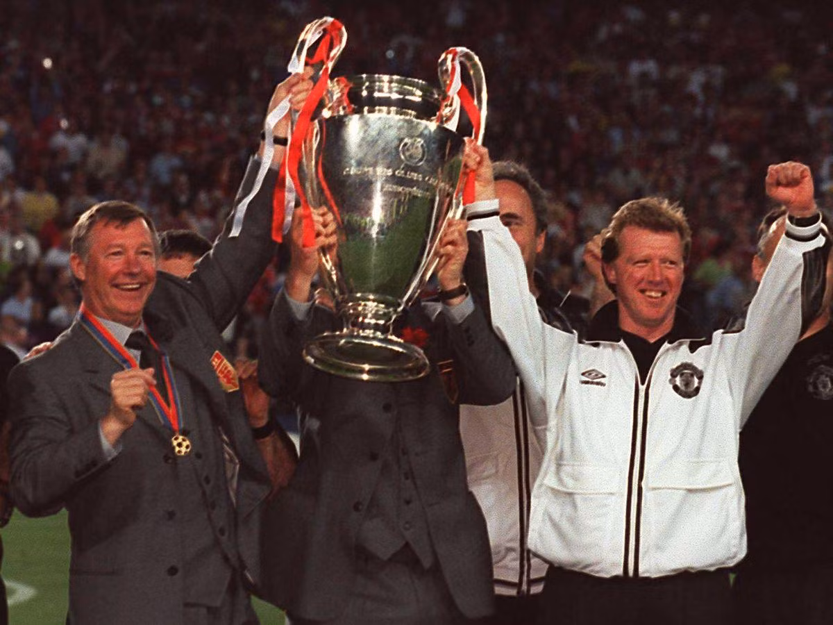 McClaren nâng cao chiếc Cúp Champions League 1999 với tư cách trợ lý Sir Alex. (Ảnh: Getty Images)