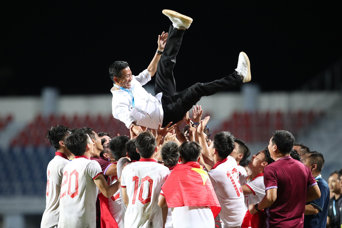 HLV Hoàng Anh Tuấn đã được hưởng trái ngọt sau nhiều năm vun trồng thế hệ trẻ. (Ảnh: Thủ Khúc) HLV Hoàng Anh Tuấn đã được hưởng trái ngọt sau nhiều năm vun trồng thế hệ trẻ. (Ảnh: Thủ Khúc)