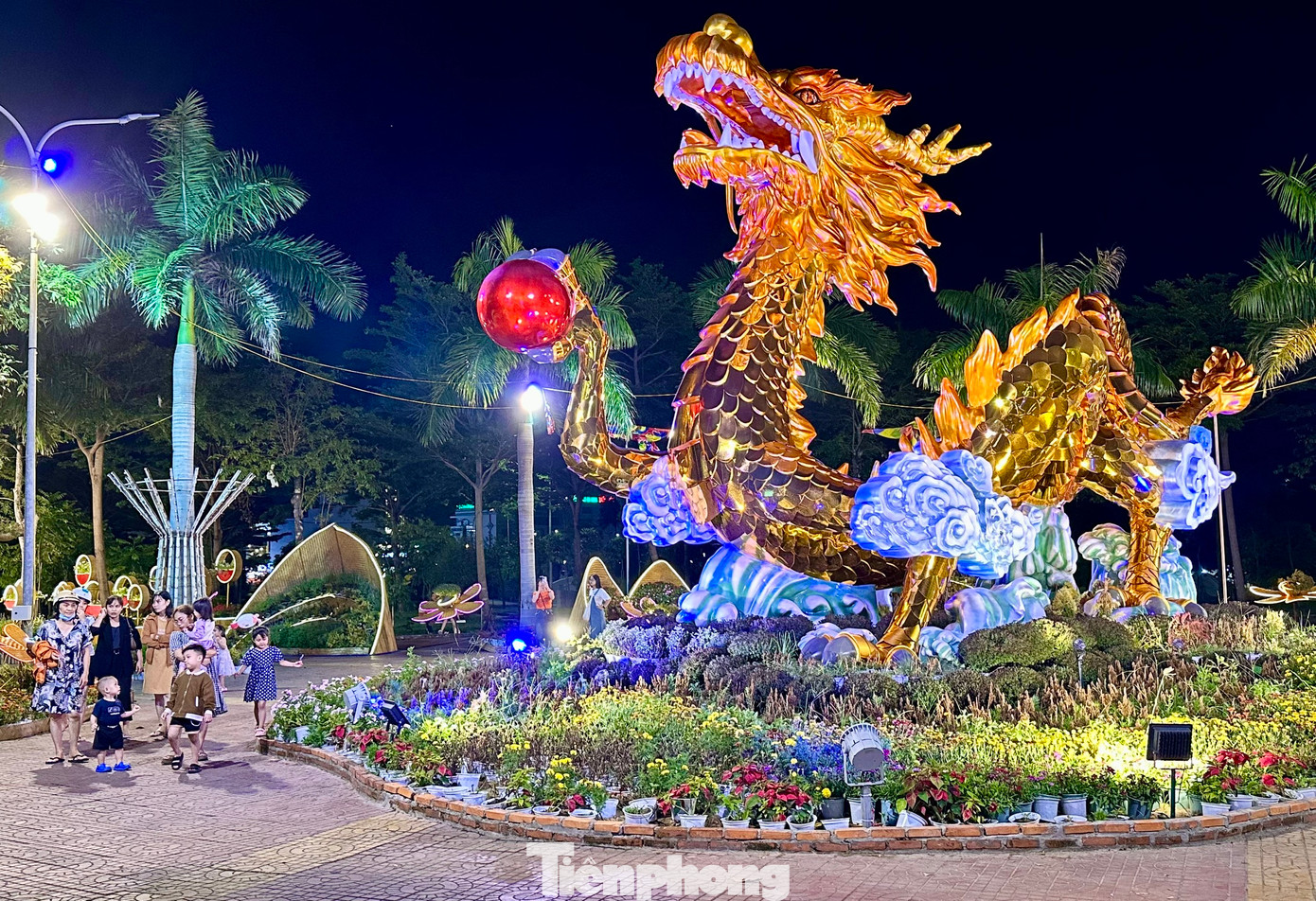 Ở trung tâm là linh vật rồng mang chủ đề &quot;Tọa sơn hướng hải&quot;. Dưới ánh đèn màu, tất cả hiện lên vô cùng sống động.