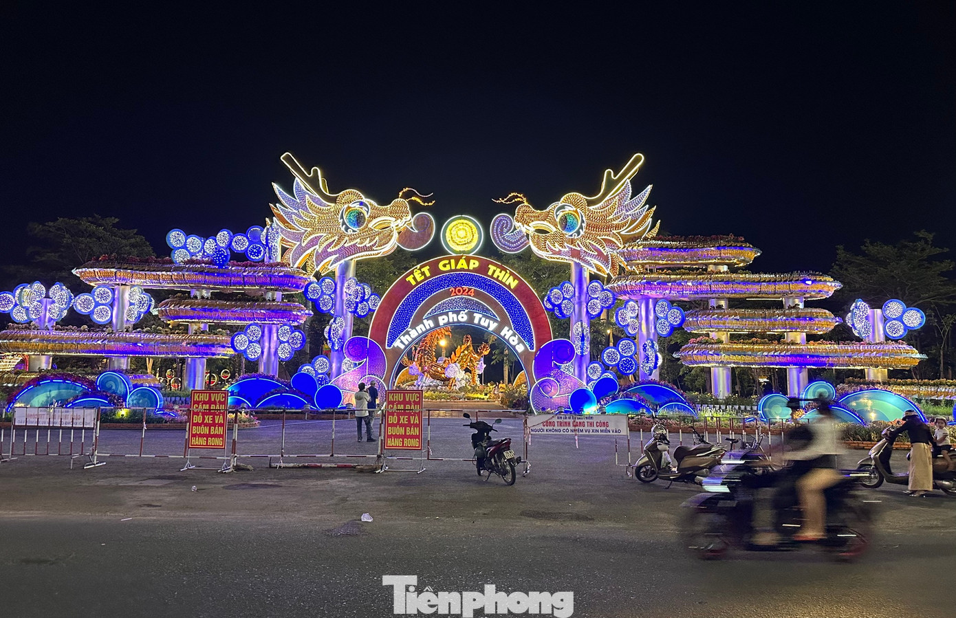 &quot;Rồng nhả ngọc&quot;, tên gọi khác của Công viên Thanh thiếu niên, là điểm đến yêu thích của người dân TP. Tuy Hòa, Phú Yên, đặc biệt là vào ban đêm. Nhìn từ trên cao, hồ nước ở công viên được tạo hình rồng uốn lượn nhả ngọc. Hơn một tháng trước, nơi đây được chọn để tổ chức đường hoa xuân với nhiều tạo hình ấn tượng.