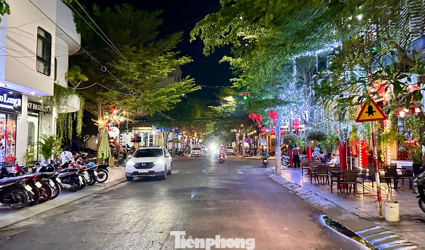 Cuộc sống về đêm ở Phú Yên khá nhộn nhịp, với nhiều nhà hàng, cà phê đẹp và đa dạng phong cách, để các du khách có thể vừa thưởng thức vừa có thể &quot;sống ảo&quot;.