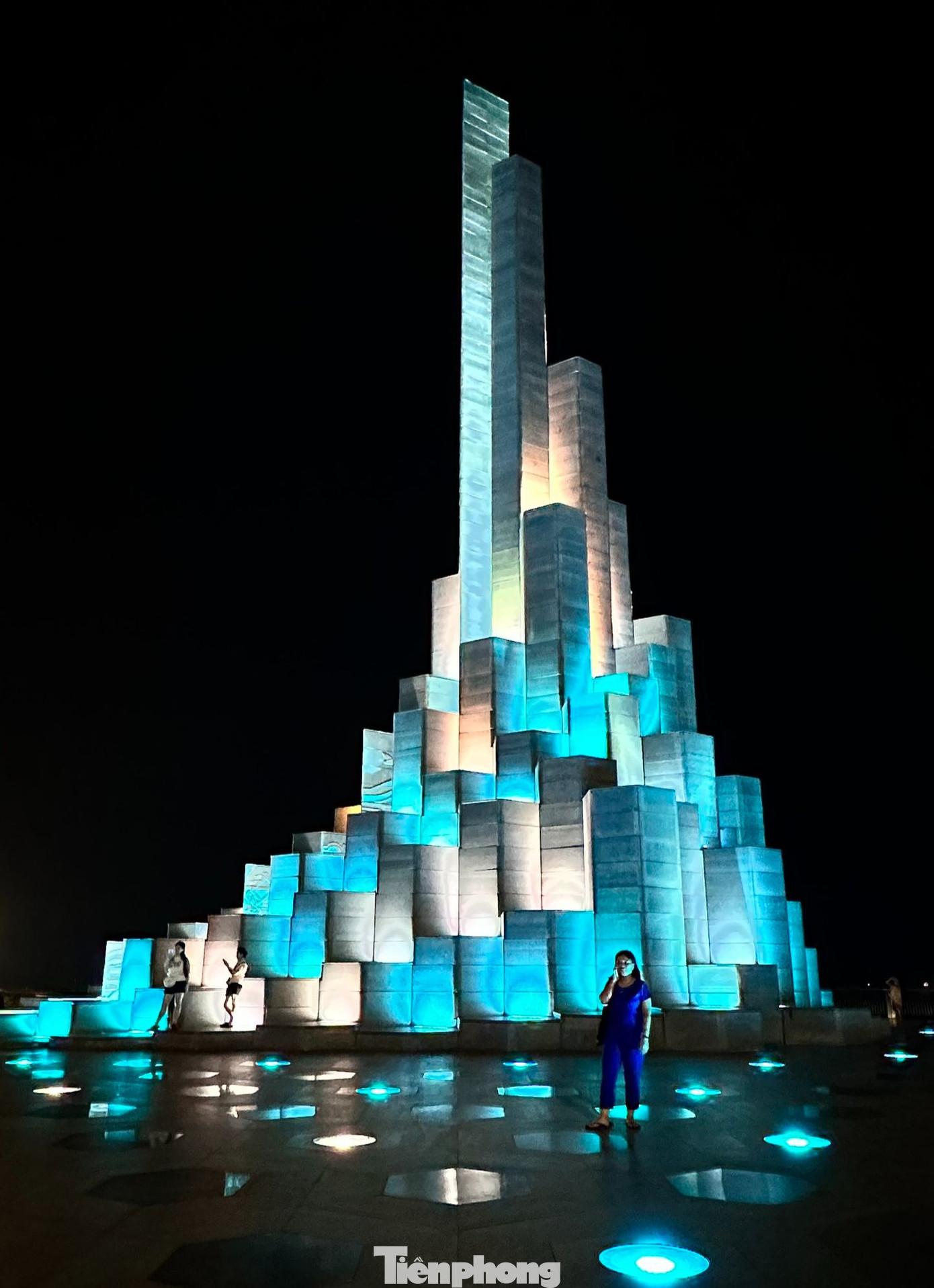 Tại TP. Tuy Hòa còn có một điểm checkin yêu thích khác, chính là tháp Nghinh Phong. Gần như mọi du khách khi đến Phú Yên, việc đầu tiên là phải tới công trình kiến trúc mang tính biểu tượng này. Được trang bị công nghệ chiếu sáng hiện đại, gồm hệ thống Bobine Tesia, laser có cường độ cao và 3D mapping, tháp Nghinh Phong luôn khiến những ai ghé đến phải sửng sốt.