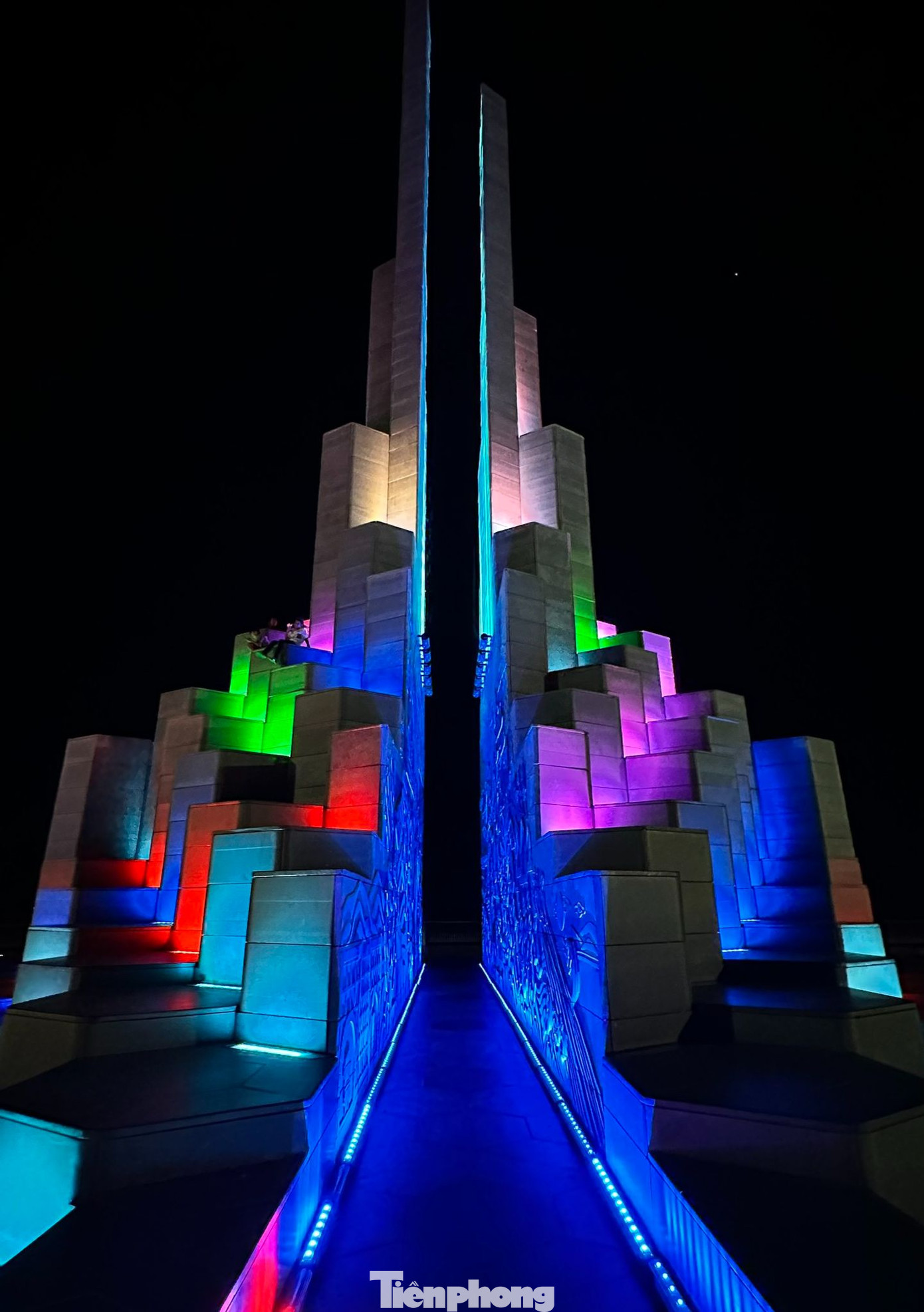 Tại TP. Tuy Hòa còn có một điểm checkin yêu thích khác, chính là tháp Nghinh Phong. Gần như mọi du khách khi đến Phú Yên, việc đầu tiên là phải tới công trình kiến trúc mang tính biểu tượng này. Được trang bị công nghệ chiếu sáng hiện đại, gồm hệ thống Bobine Tesia, laser có cường độ cao và 3D mapping, tháp Nghinh Phong luôn khiến những ai ghé đến phải sửng sốt.