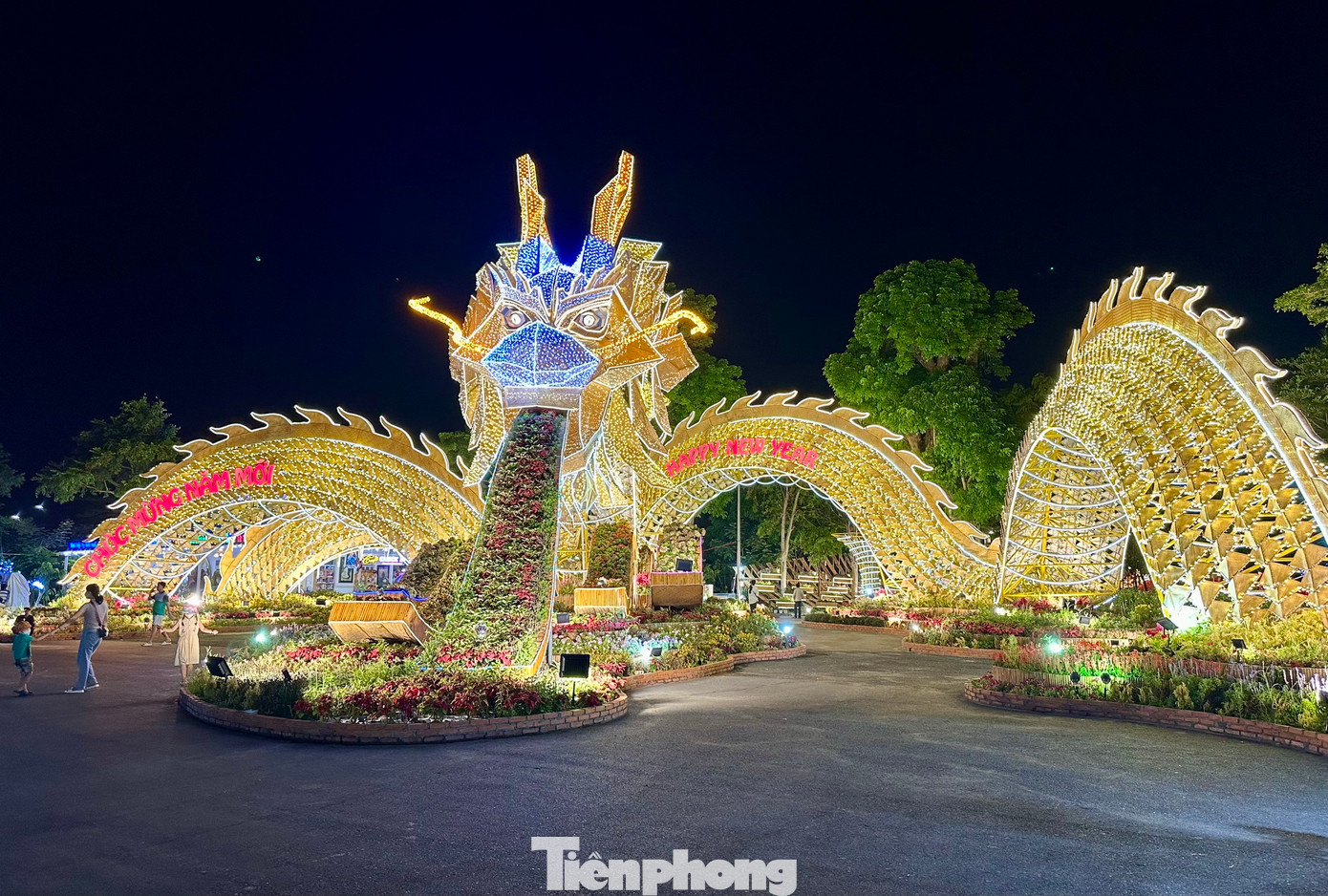 Tuy nhiên, điểm nhấn của công viên chính là con rồng khổng lồ mang chủ đề &quot;Hội Long Vân&quot;. Rồng được tạo nên bởi các vật liệu thủ công truyền thống như mành hay mây tre đan, kết hợp với hệ thống chiếu sáng.