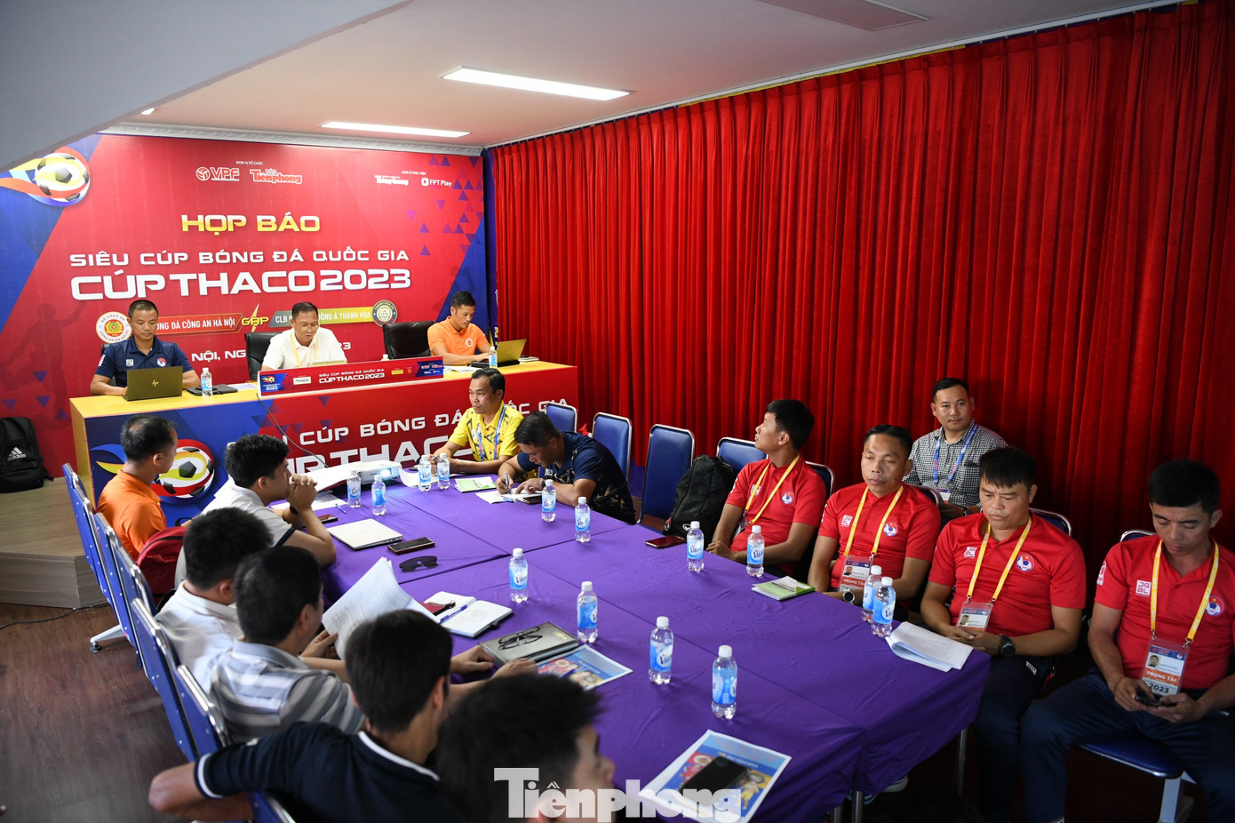 Trong cuộc họp kỹ thuật, Ban giám sát cũng đặc biệt lưu ý về vấn đề an toàn, an ninh trận đấu, nhằm loại bỏ mọi nguy cơ dẫn đến rủi ro như tình trạng vào cửa lộn xộn hay đốt pháo sáng.