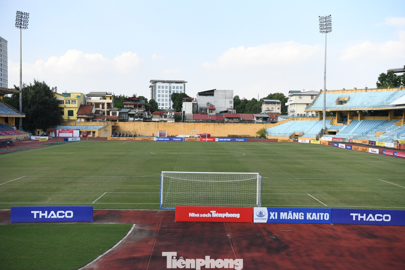 Ông Hoàng Mạnh Tuấn - Trưởng ban Giám sát trận đấu, ấn tượng với tình trạng mặt sân của Hàng Đẫy, hoàn toàn phù hợp cho trận đấu đỉnh cao vào chiều 6/10.