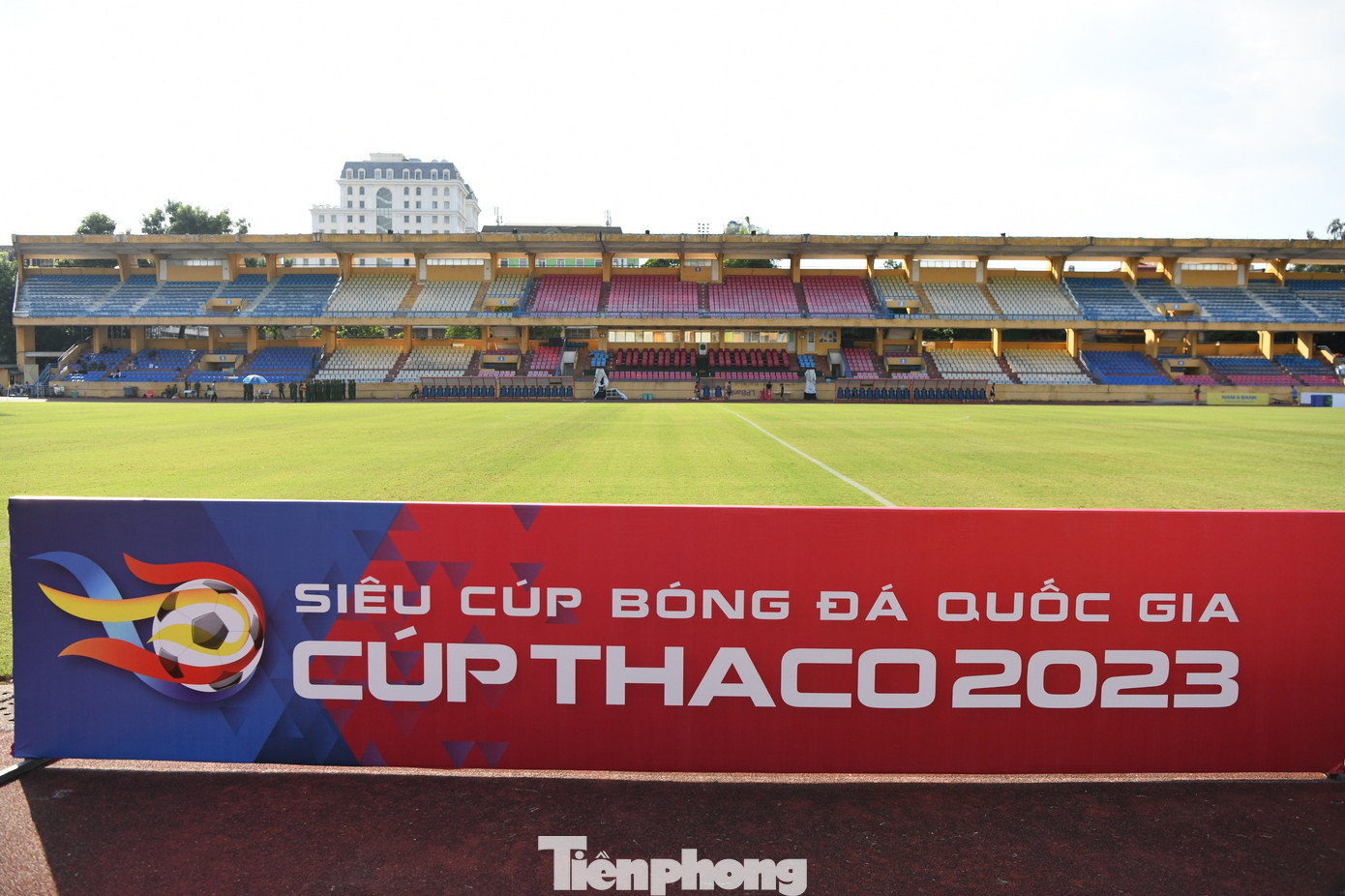 Theo ông Tuấn, mặc dù sân vận động Hàng Đẫy được ba CLB sử dụng trong mùa giải V-League 2023 vừa qua, nhưng nhờ sự chăm sóc thường xuyên của Ban quản lý sân, vẫn đảm bảo về độ phủ cỏ, bề mặt phẳng cũng như tính thẩm mỹ.