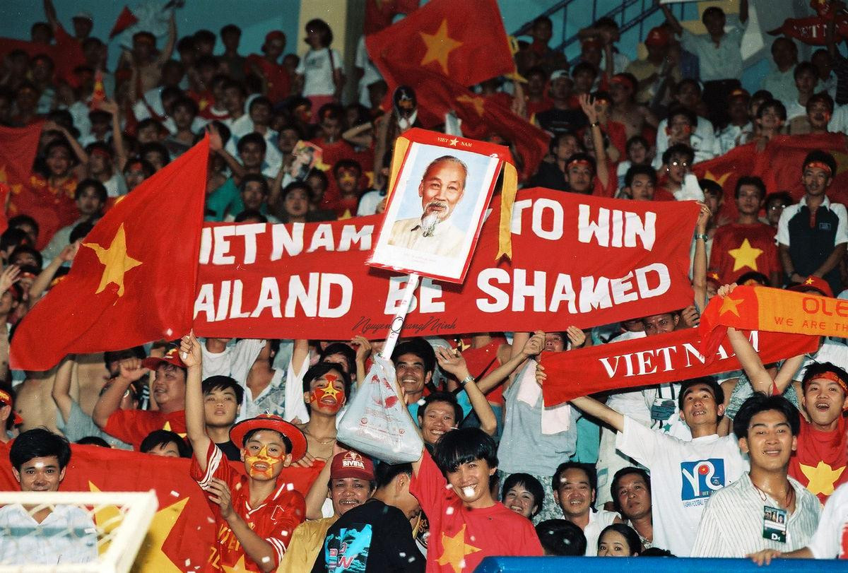 Người hâm mộ Việt Nam trong chiến thắng 3-0 trước Thái Lan ở Tiger Cup 1998. (Ảnh: Quang Minh) Người hâm mộ Việt Nam trong chiến thắng 3-0 trước Thái Lan ở Tiger Cup 1998. (Ảnh: Quang Minh)