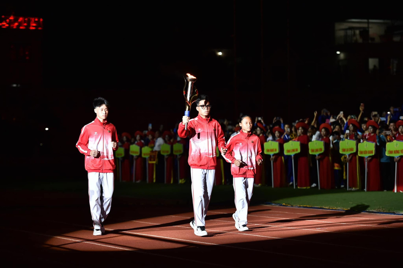 Đoàn Việt Nam xuất sắc giành vị trí nhất toàn đoàn Đại hội Thể thao học sinh Đông Nam Á lần thứ 13. Đoàn Việt Nam xuất sắc giành vị trí nhất toàn đoàn Đại hội Thể thao học sinh Đông Nam Á lần thứ 13.