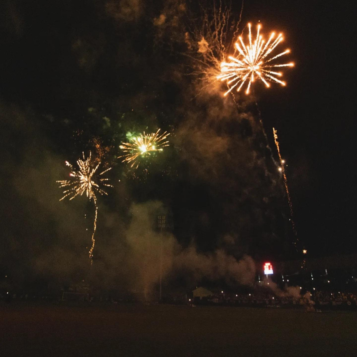 Người hâm mộ Pau FC bắn pháo hoa mừng chiến thắng thứ 4 mùa này. (Ảnh: Pau FC)