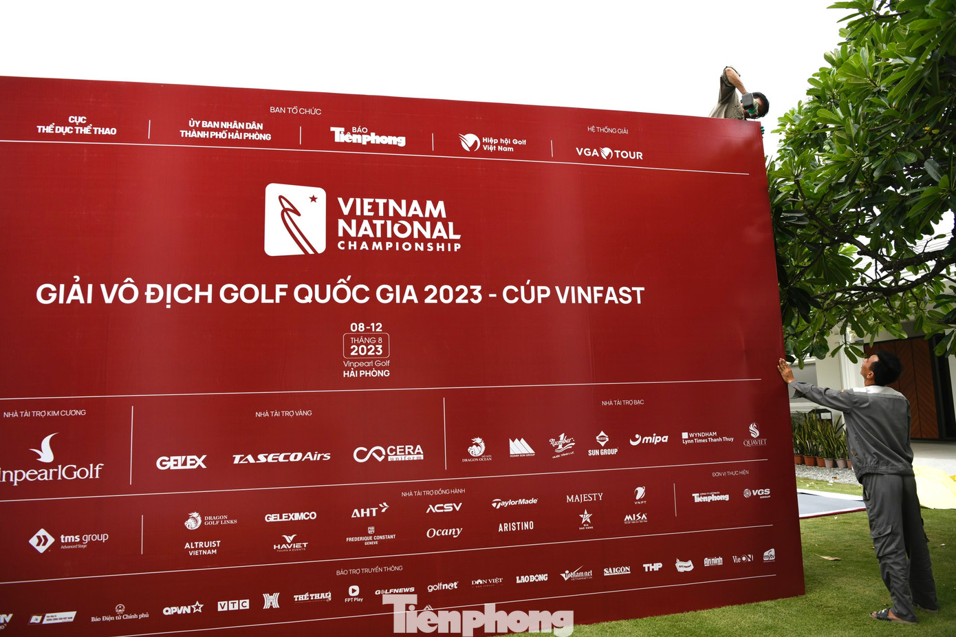 Pano cỡ lớn được dựng lên ngay lối vào Clubhouse của Vinpearl Golf Hải Phòng