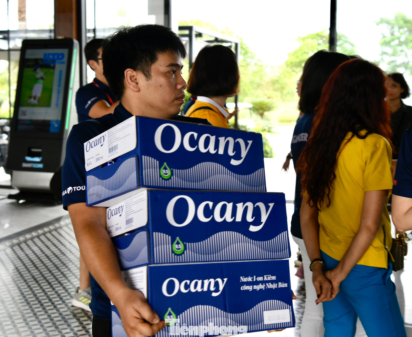 Các thành viên Ban tổ chức làm việc không ngừng nghỉ, nhằm mang lại sự thoải mái nhất cho các golfer tham dự giải đấu.