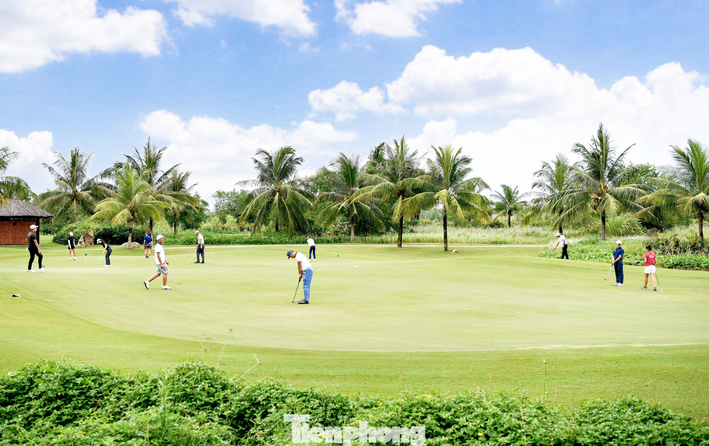 Trao đổi với PV báo Tiền Phong, tất cả đều thể hiện sự hài lòng với điều kiện sân bãi.