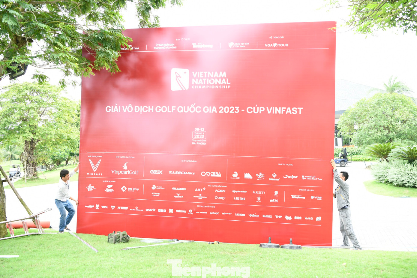 Phía bên ngoài, những pano cỡ đại của Giải Vô địch Golf Quốc gia năm 2023 - Cúp VinFast cũng đã được dựng lên.