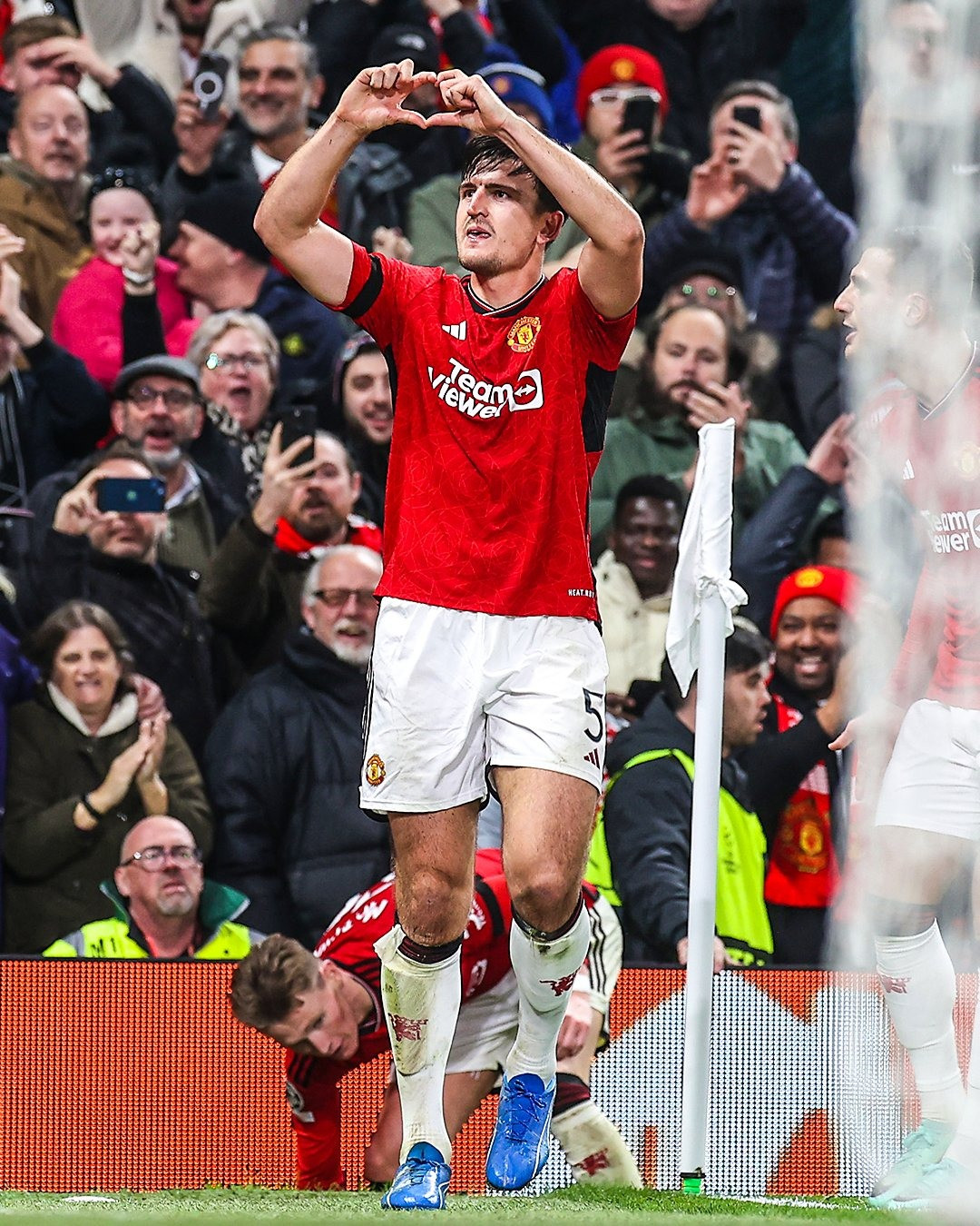 Maguire giúp MU tiến bước ở hai mặt trận FA Cup và Europa League, thắp lên hy vọng giành danh hiệu vào cuối mùa.