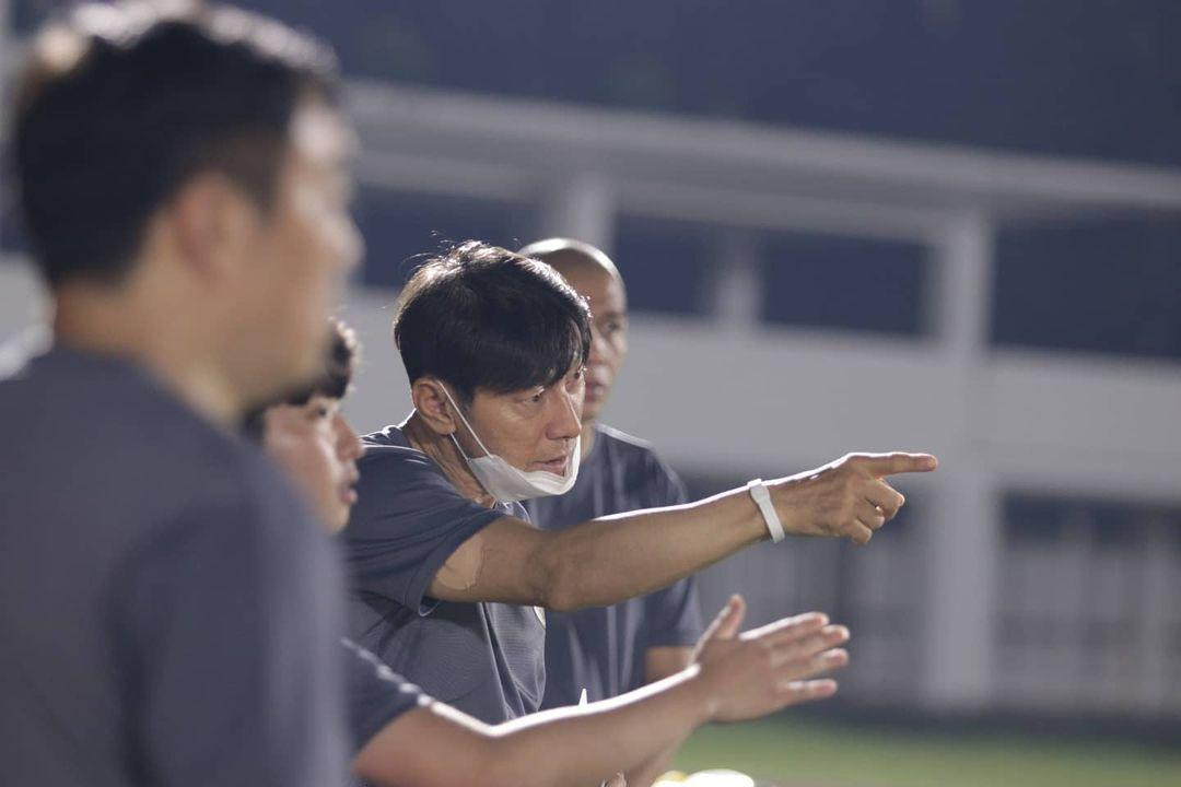 HLV Shin Tae-yong liên tục phàn nàn về điều kiện sân bãi ở SEA Games.