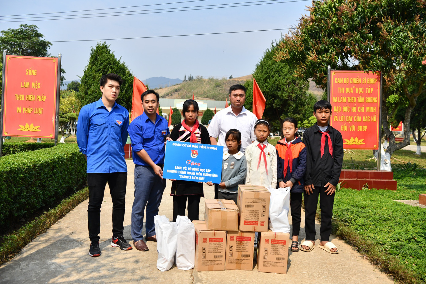 Hưởng ứng chương trình “Tháng Ba biên giới”, Đoàn Thanh niên báo Tiền Phong cũng gửi đến các em học sinh nhiều sách, vở và đồ dùng học tập. Hưởng ứng chương trình “Tháng Ba biên giới”, Đoàn Thanh niên báo Tiền Phong cũng gửi đến các em học sinh nhiều sách, vở và đồ dùng học tập.