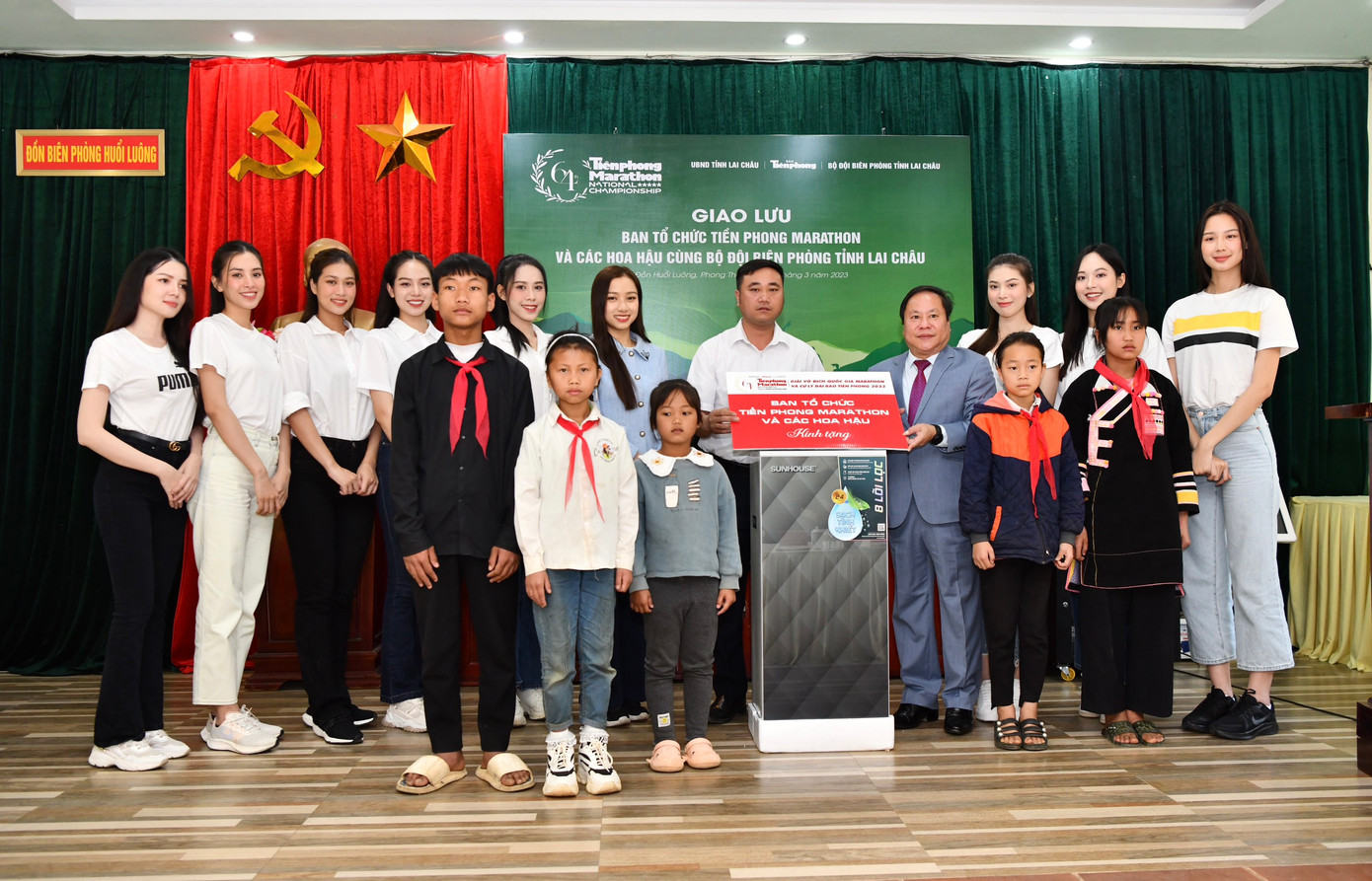 Tại buổi giao lưu, Ban tổ chức Tiền Phong Marathon 2023 đã trao một máy lọc nước tặng Trường Phổ thông Dân tộc bán trú Tiểu học Huổi Luông. Tại buổi giao lưu, Ban tổ chức Tiền Phong Marathon 2023 đã trao một máy lọc nước tặng Trường Phổ thông Dân tộc bán trú Tiểu học Huổi Luông.