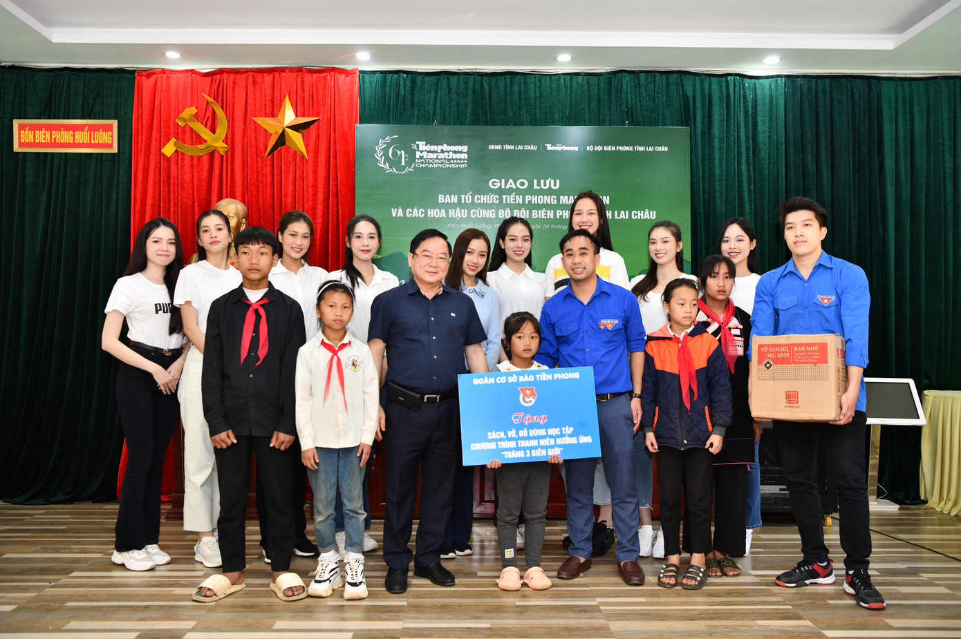 Hưởng ứng chương trình “Tháng Ba biên giới”, Đoàn Thanh niên báo Tiền Phong cũng gửi đến các em học sinh nhiều sách, vở và đồ dùng học tập. Hưởng ứng chương trình “Tháng Ba biên giới”, Đoàn Thanh niên báo Tiền Phong cũng gửi đến các em học sinh nhiều sách, vở và đồ dùng học tập.