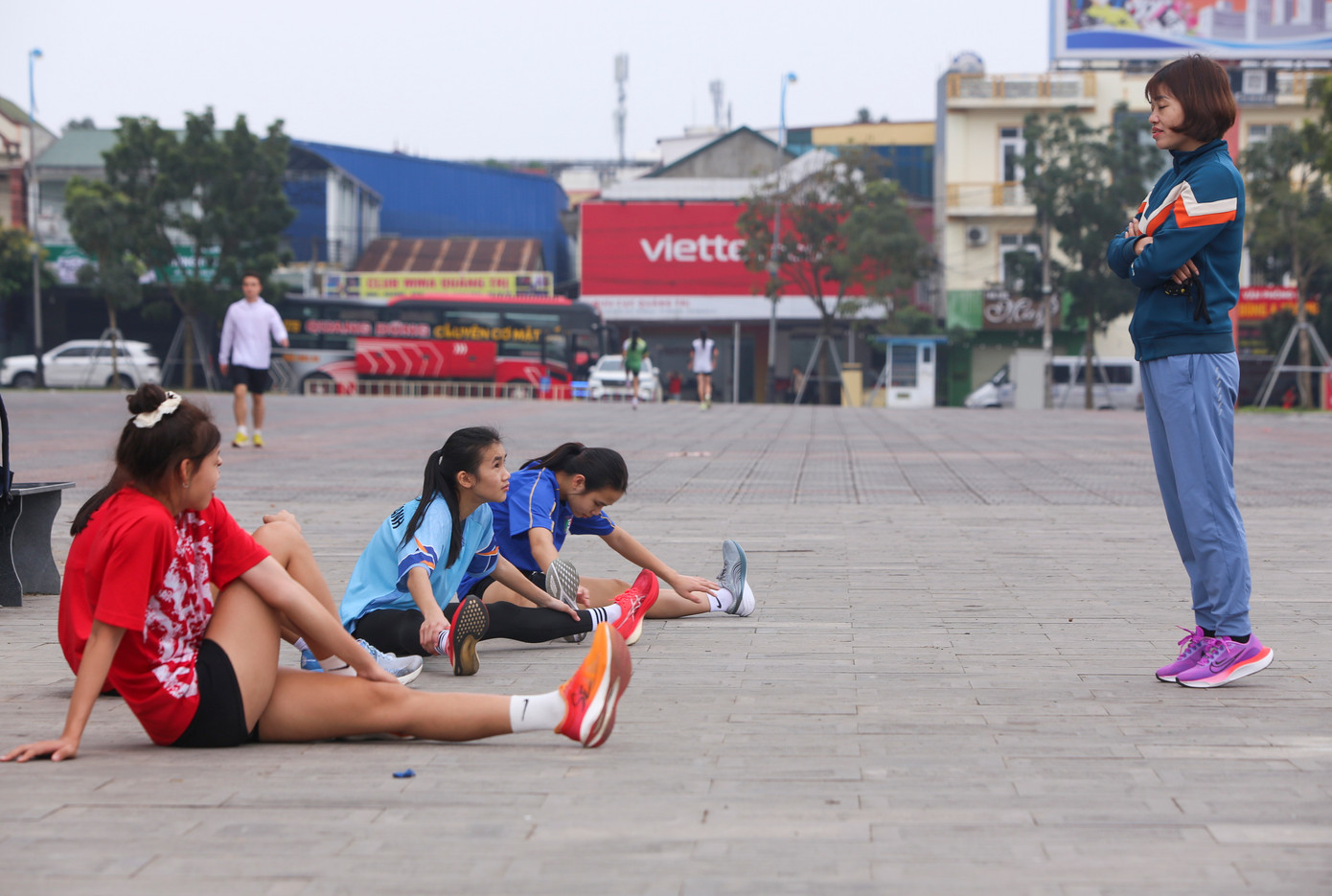 Cung đường của Tiền Phong Marathon 2025 cũng được đánh giá là đẹp, rộng rãi, đồng thời mang đến chút thách thức ở một vài con dốc. Với những điều kiện thuận lợi, hơn 7.000 runner chuyên nghiệp và phong trào có thể tự tin hướng đến thành tích tốt nhất vào ngày 30/3 tới.