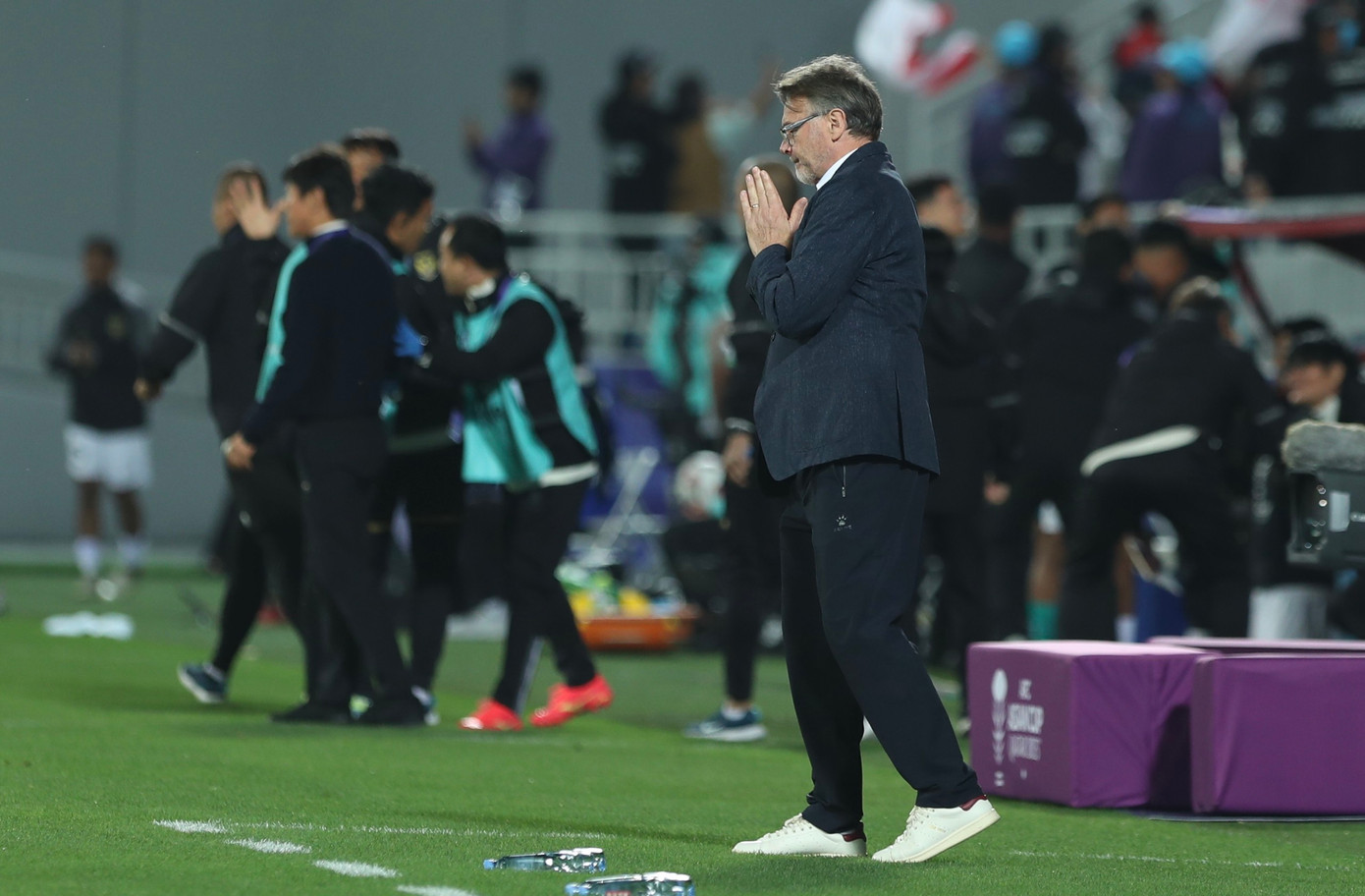 &quot;Chúng ta nên kiên nhẫn, đồng thời ngừng so sánh với thời ông Park, ngừng chỉ trích ông Troussier&quot;, BLV Trương Anh Ngọc nói.