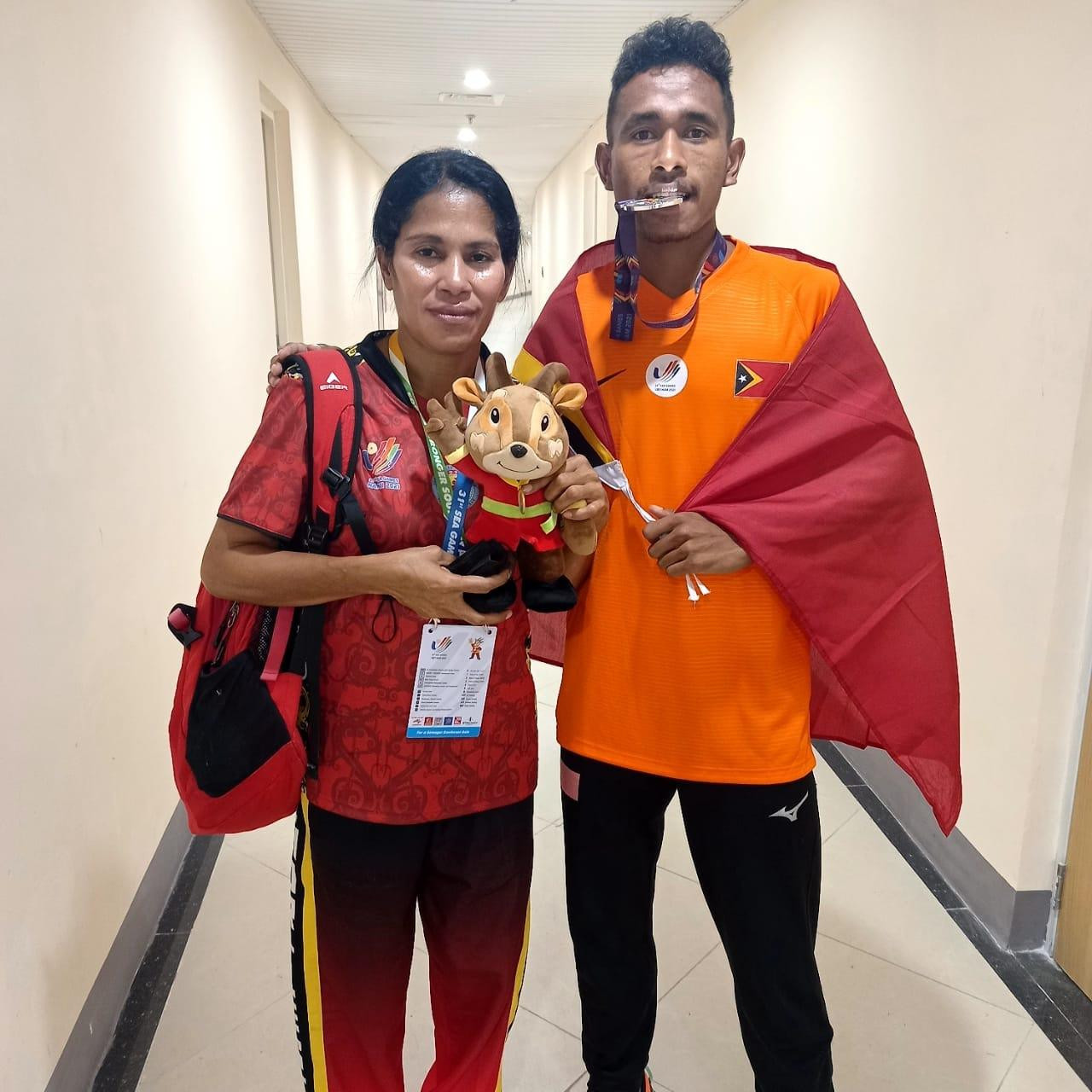 Felisberto ăn mừng chiếc huy chương Bạc SEA Games 31 cùng HLV của mình. (Ảnh: FCN)