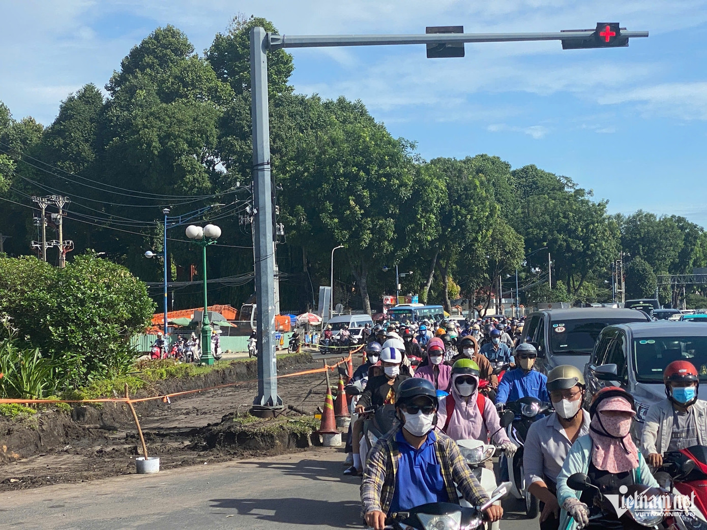 Sở Xây dựng cũng đang cải tạo kích thước hình học tại giao lộ Cộng Hòa - Trường Chinh giúp tăng khả năng thoát xe. Ảnh: TK.