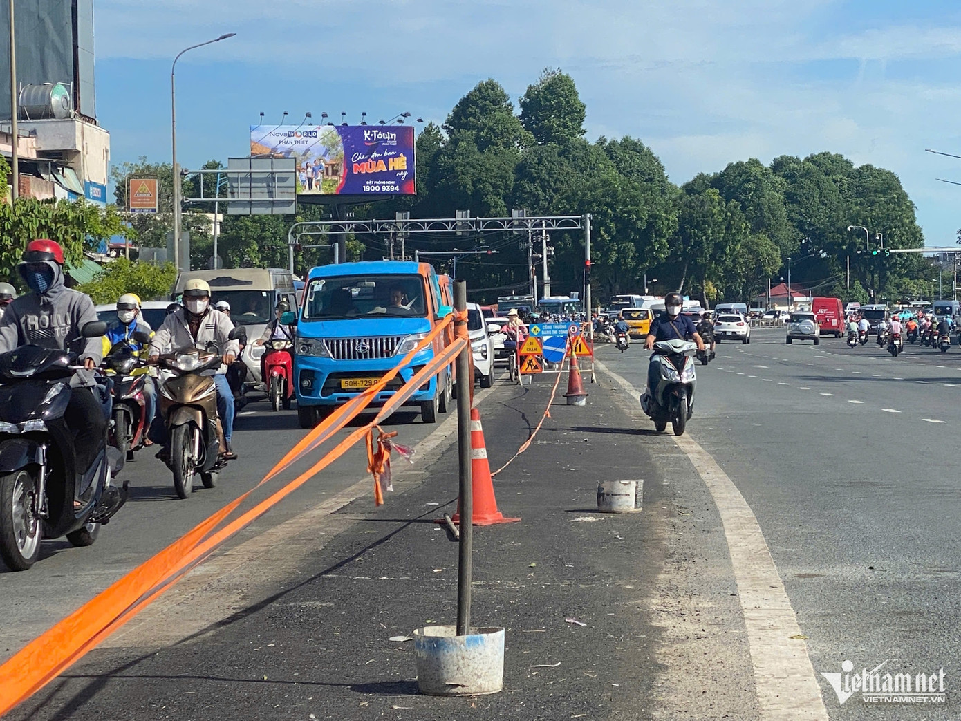 Người đi xe máy vượt rào, tùy tiện đi vào đường nối 4.800 tỷ đồng trên đường Cộng Hòa. Việc lưu thông này chưa được cơ quan chức năng cho phép, gây lộn xộn giao thông và tiềm ẩn nguy cơ mất an toàn. Ảnh: Tuấn Kiệt.