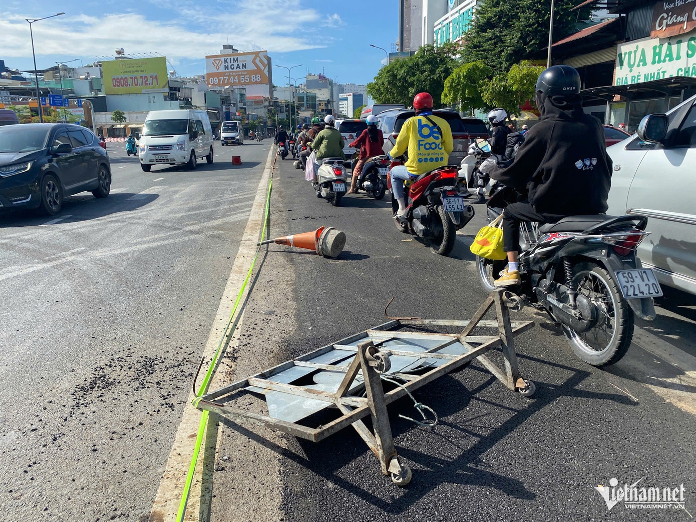 Cảnh lộn xộn trên đường Cộng Hoà đoạn giao với đường nối 4.800 tỷ đồng sáng 23/6. Ảnh: TK.