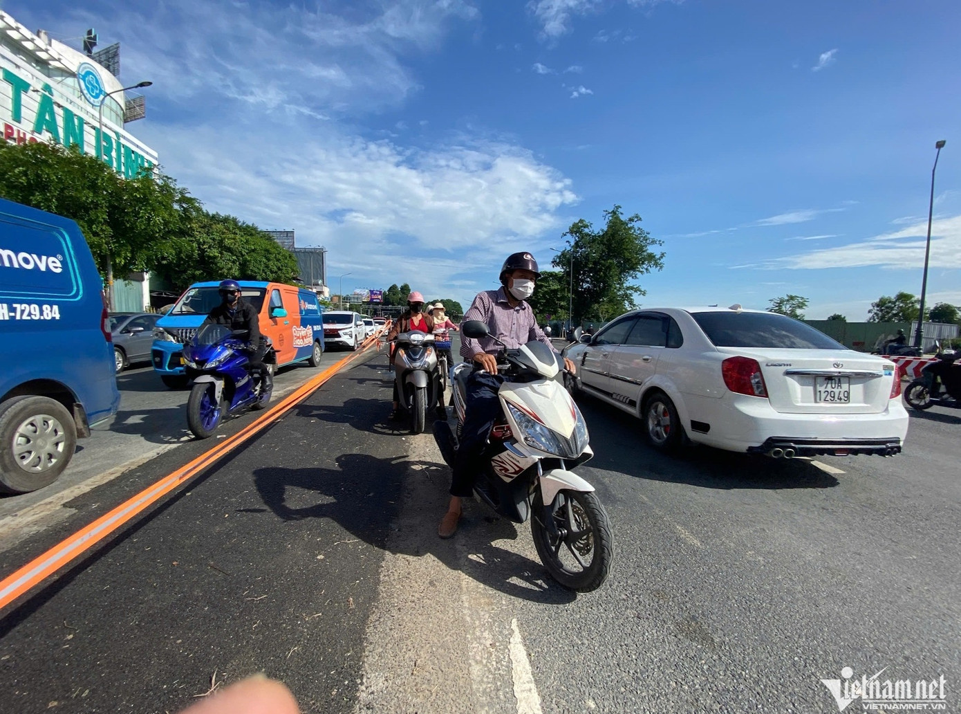 Cảnh lộn xộn trên đường Cộng Hoà đoạn giao với đường nối 4.800 tỷ đồng sáng 23/6. Ảnh: TK.