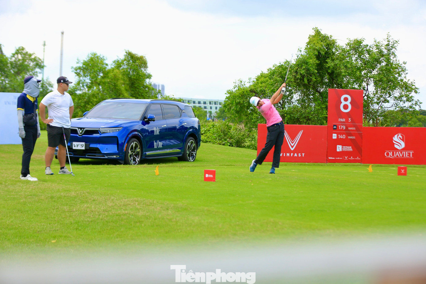 Hai anh em Đặng Lê Huy và Đặng Huy Hoàng tại hố 8 par3, cũng là hố HIO với phần thưởng là chiếc xe VF9.