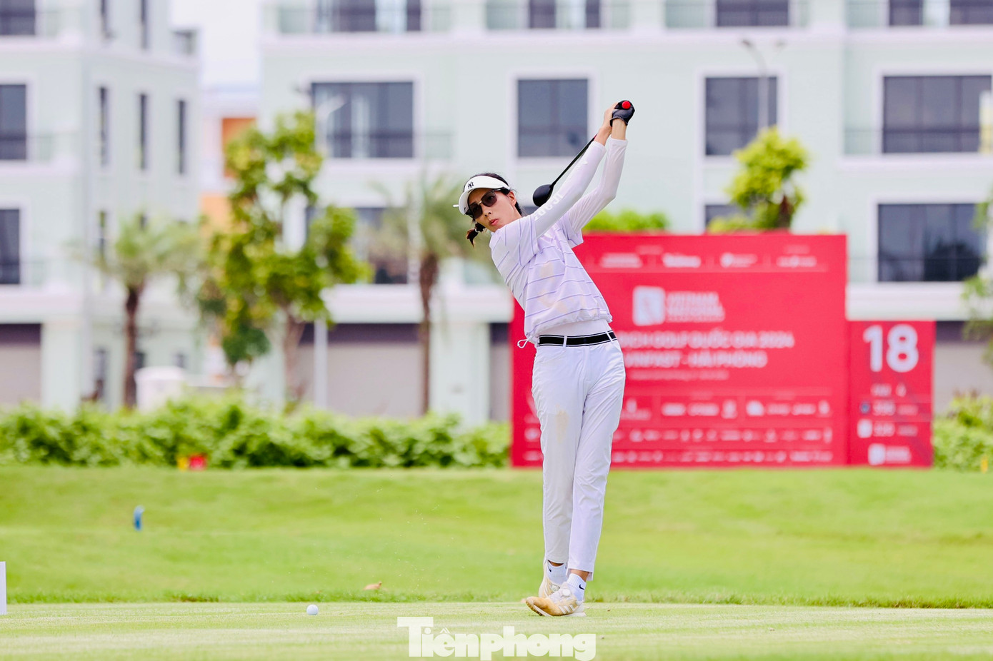 Nhiều golfer lo ngại trời mưa trong những ngày tới ở Hải Phòng. Tuy nhiên, thời tiết ngày 13/8 khá đẹp, với nắng và gió, giúp golfer có thành tích tương đối ổn ở vòng đấu tập chính thức.