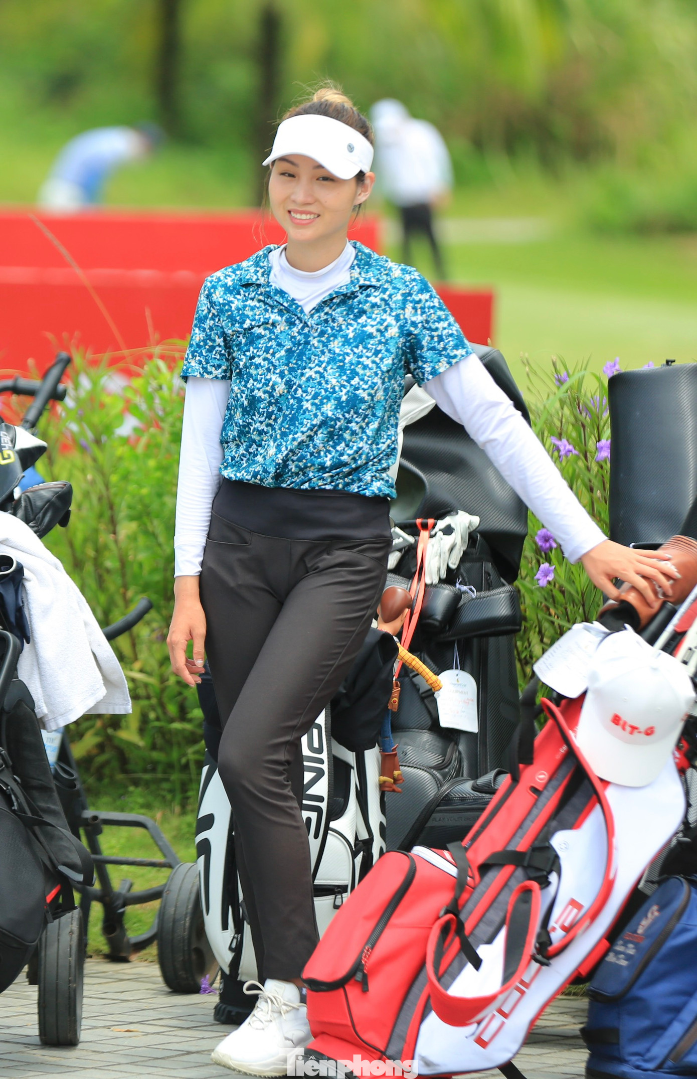 Đoàn Xuân Khuê Minh tươi tắn tại Vinpearl Golf Hải Phòng. Vào tháng 6, cô lần thứ hai đăng quang ở giải Vô địch Nghiệp dư Nữ Quốc gia. Chiến thắng này mang lại cảm hứng lớn để golfer sinh năm 2003 bước vào Giải Vô địch Golf Quốc gia 2024, Cúp VinFast - Hải Phòng.